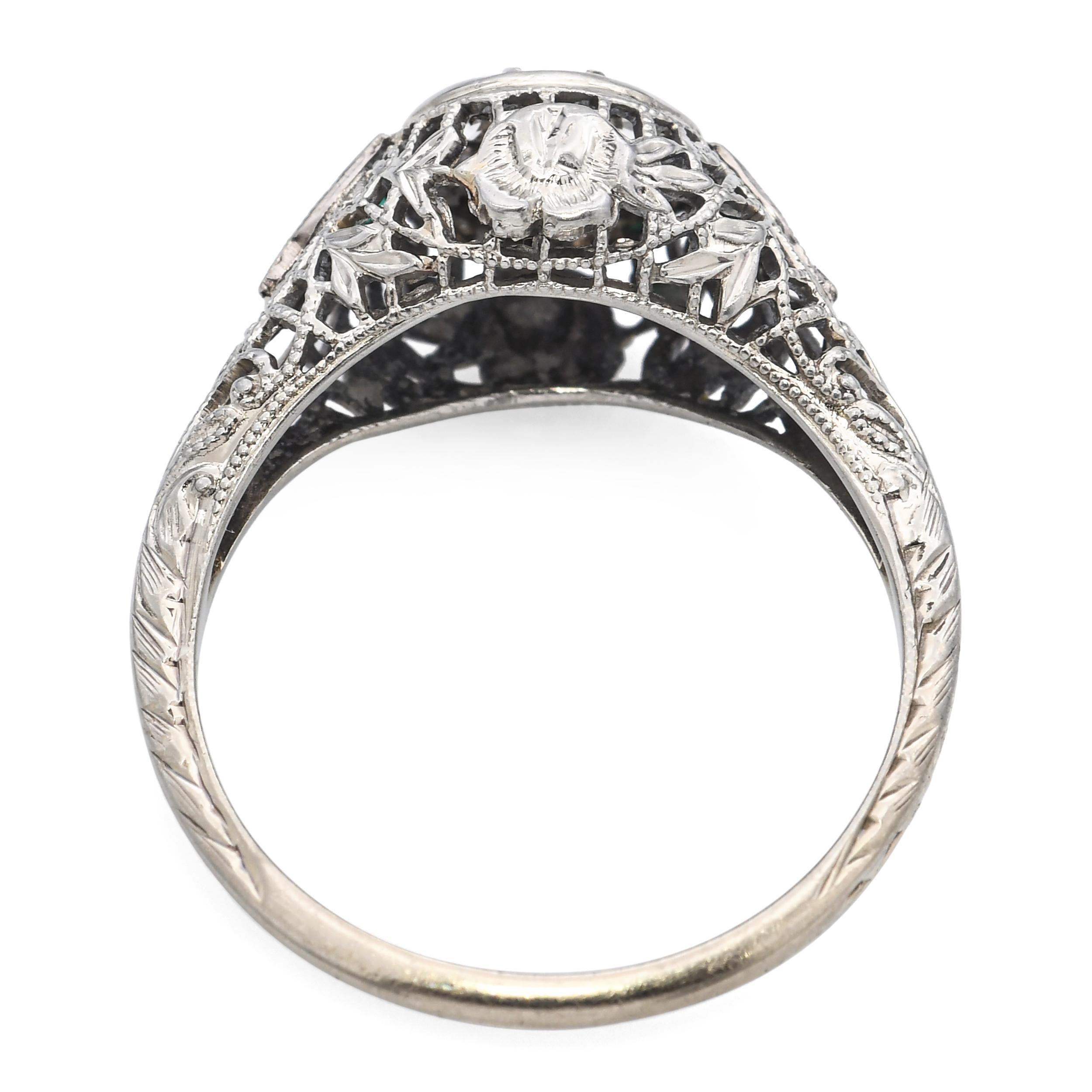 Art Deco 18k Weißgold Diamant und synthetischer Smaragd Filigraner Ring im Angebot 1