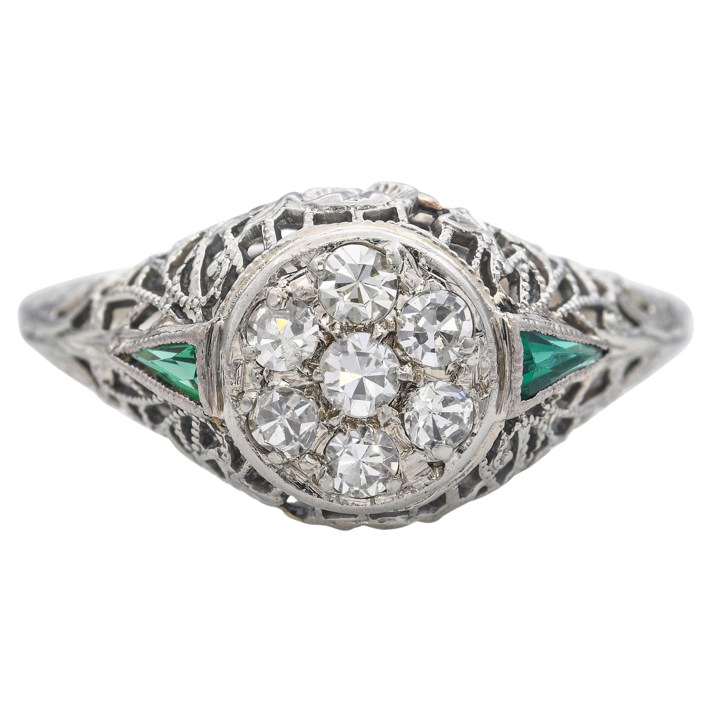 Art Deco 18k Weißgold Diamant und synthetischer Smaragd Filigraner Ring im Angebot