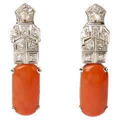 Orecchini pendenti di corallo con diamante in oro bianco 18 carati Art Deco