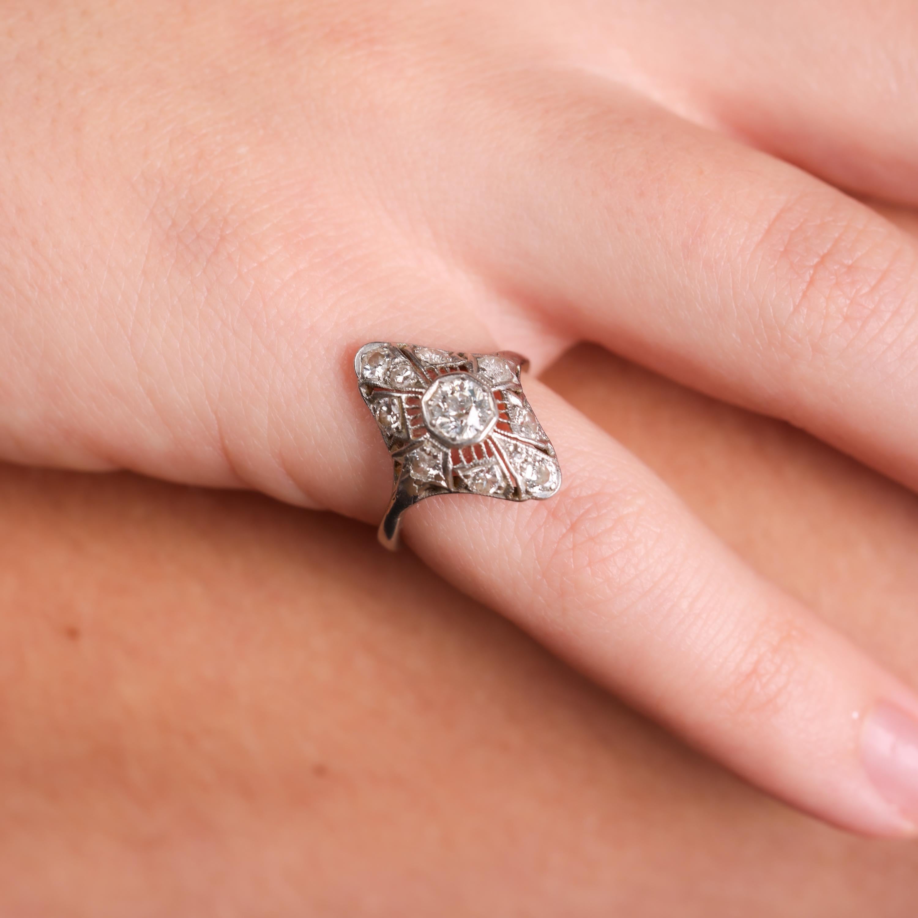 Art Deco 18k white gold diamond filigree ring In Excellent Condition For Sale In Beverly Hills, CA