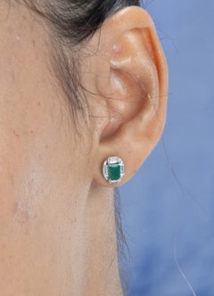 Art Deco 18k Weißgold Diamant Halo Smaragdschliff Natürlicher Smaragd Ohrstecker