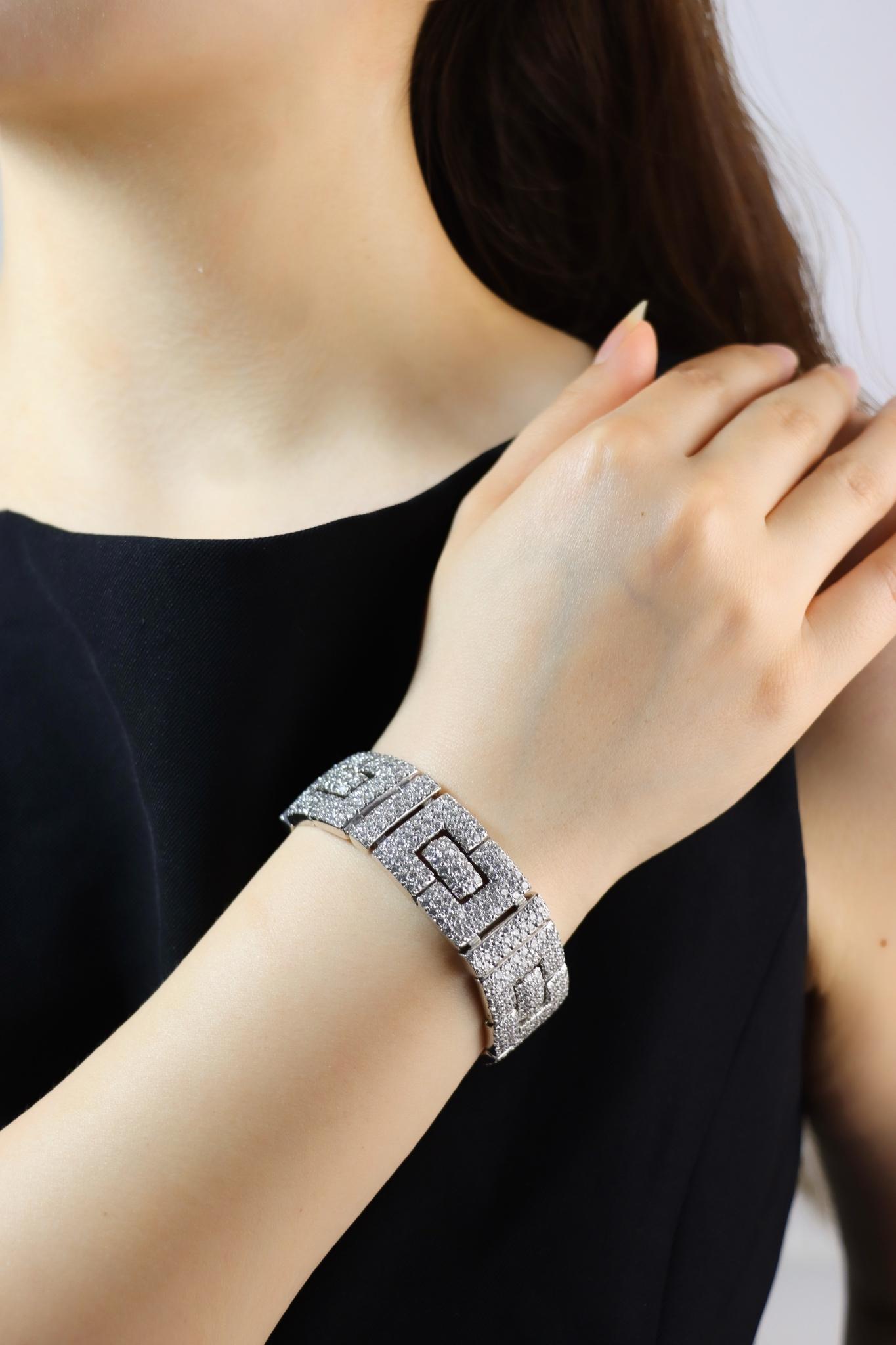 Art Deco 18K Weißgold Diamanten Armband

Ungefähre Abmessungen:
17 cm (Länge) 
2 cm (Breite)
Ca. 19,4 Karat (Diamant)
Gewicht: 73,5 Gramm.

* Diamanten und Farbsteine werden so weit gemessen, wie es die Fassungen zulassen, da wir in der Regel keine