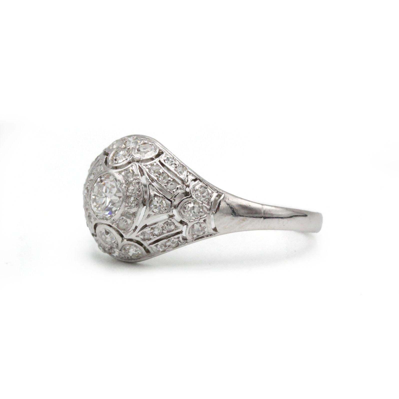 Art Déco Kuppelring aus 18 K Weißgold mit Diamanten im Altschliff - Französisch, 1930er Jahre (Art déco) im Angebot