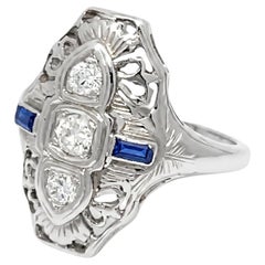 Art-Déco-Ring aus 18-karätigem Weißgold mit Filigranverzierung, Diamanten im Altschliff und blauen Saphiren