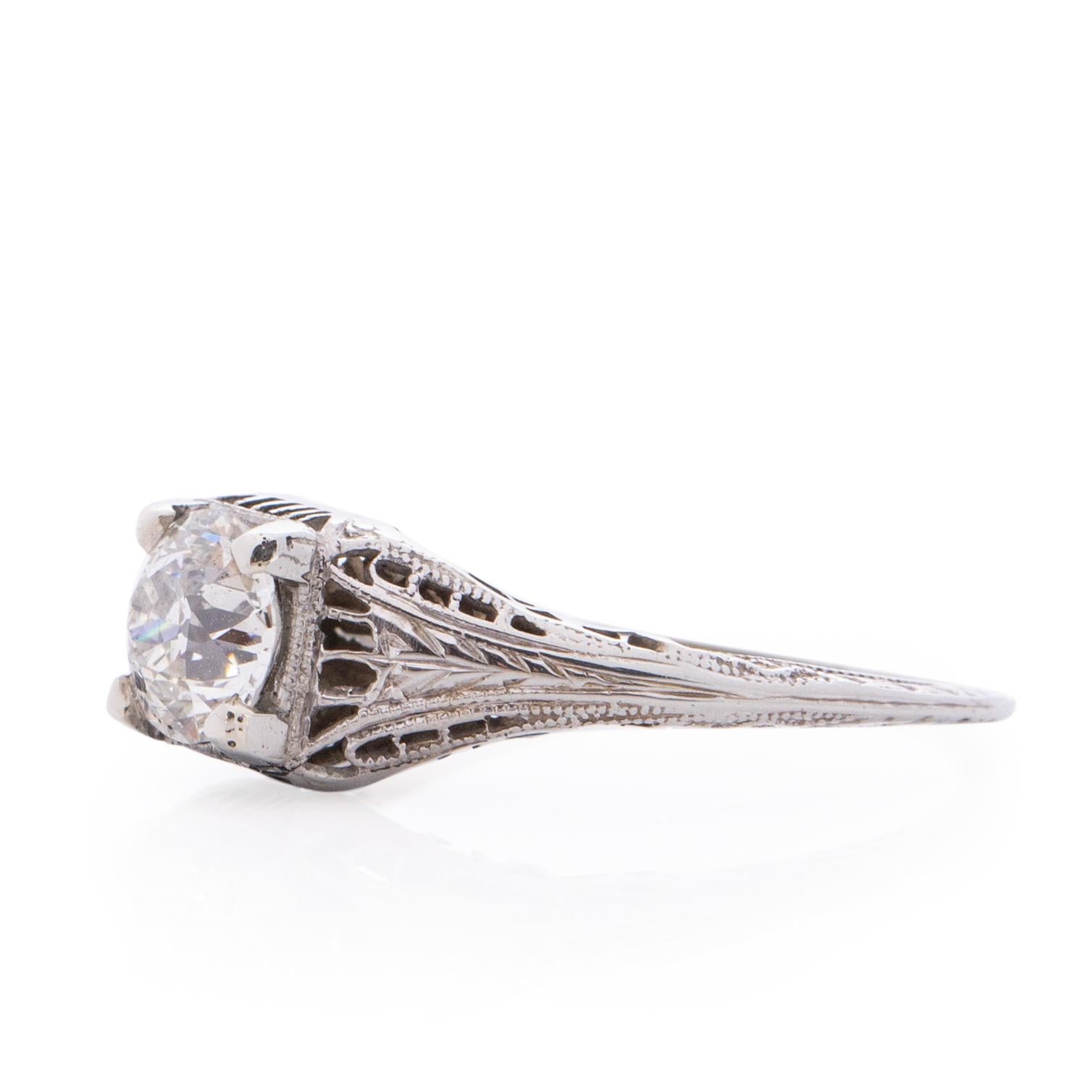 Art Deco 18 Karat White Gold Filigree Solitaire Vintage Ring In Good Condition In Addison, TX