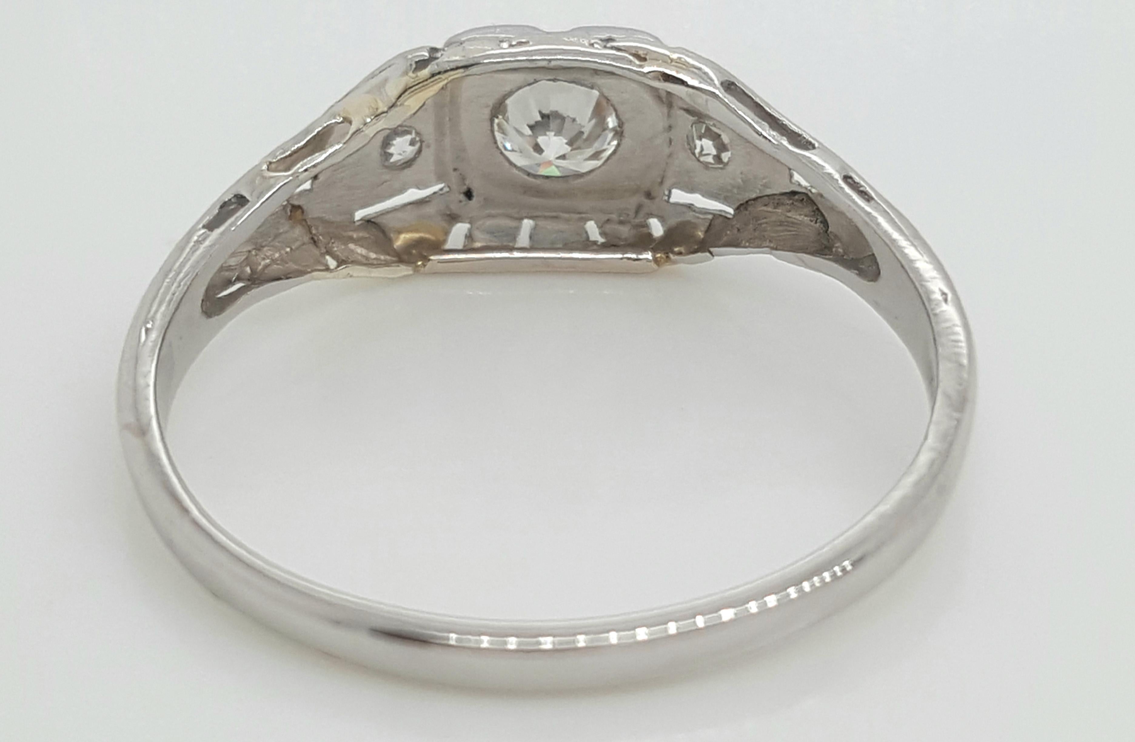 Women's or Men's Art Deco 18 Karat White Gold Modified Round Brilliant Cut Diamond Ring For Sale