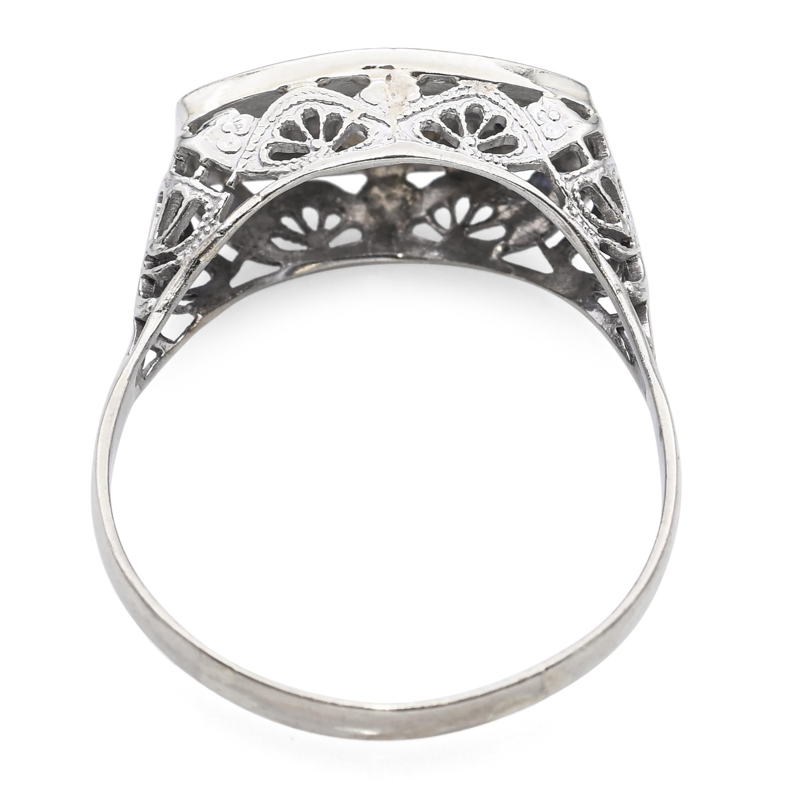 Bague Art déco en or blanc 18k, diamant et saphir de type Old Euro en vente 1