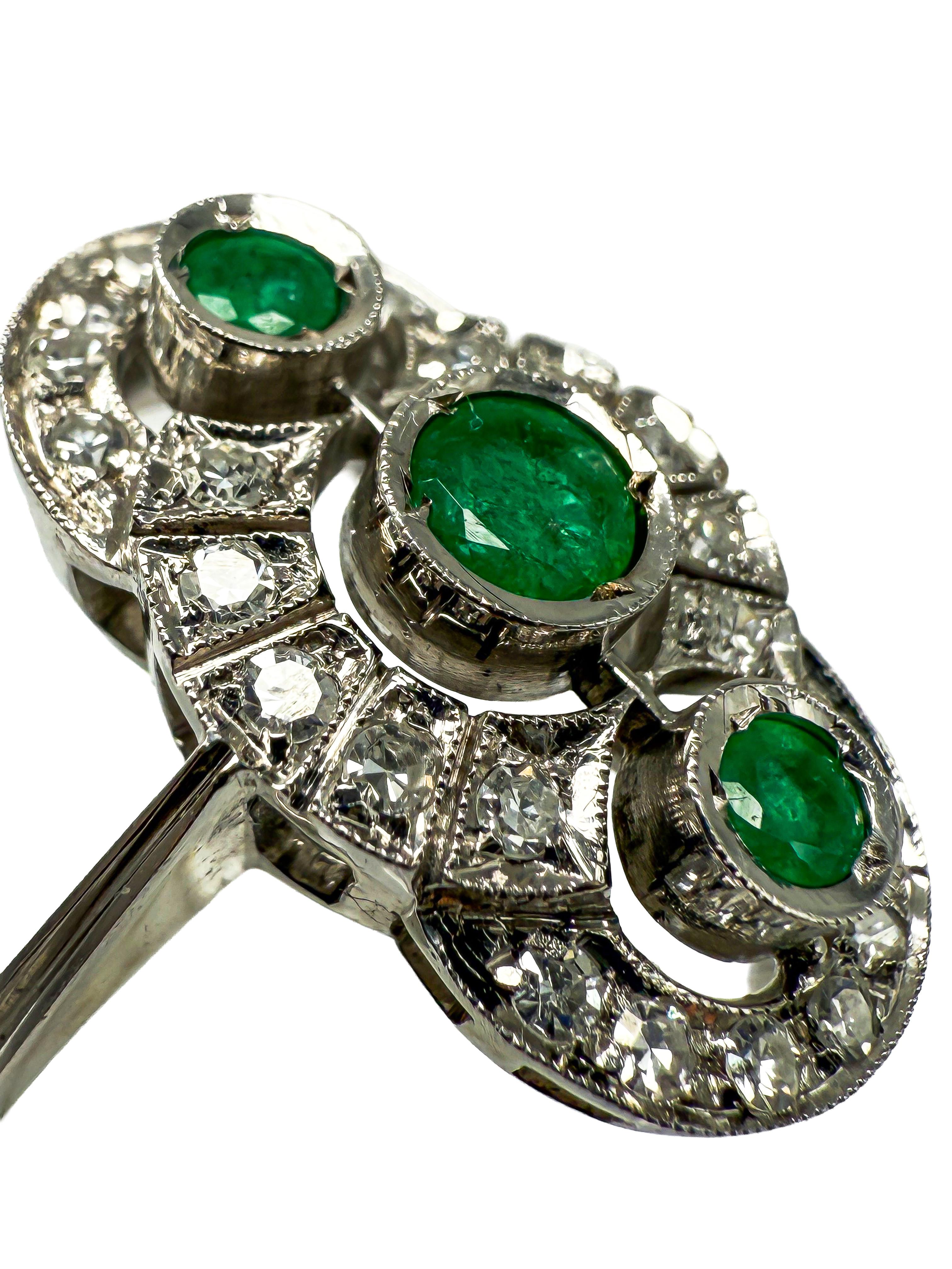Art Deco Ring aus 18K Weißgold mit Smaragden und Diamanten (Art déco) im Angebot