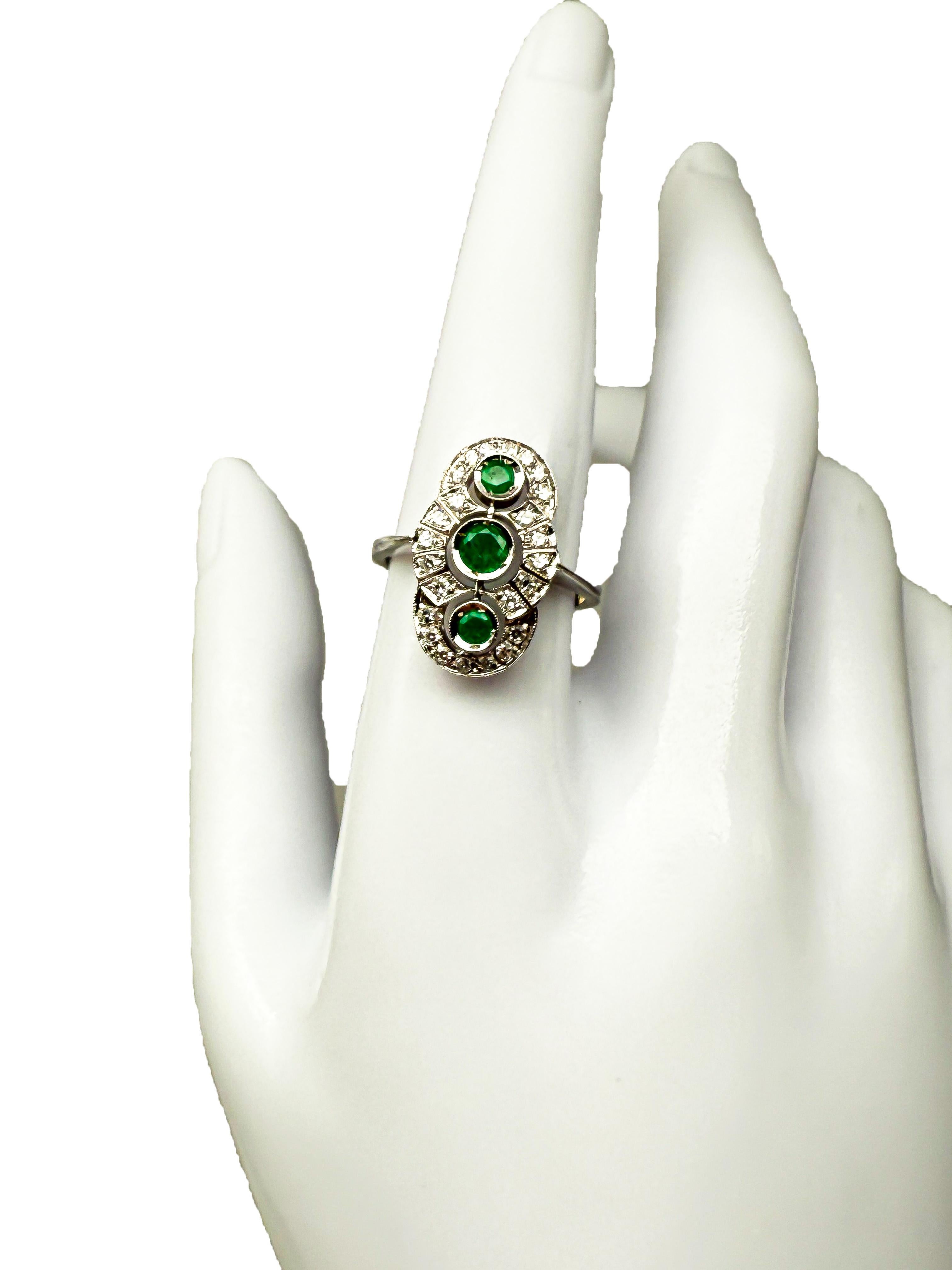 Art Deco Ring aus 18K Weißgold mit Smaragden und Diamanten im Zustand „Gut“ im Angebot in Berlin, DE