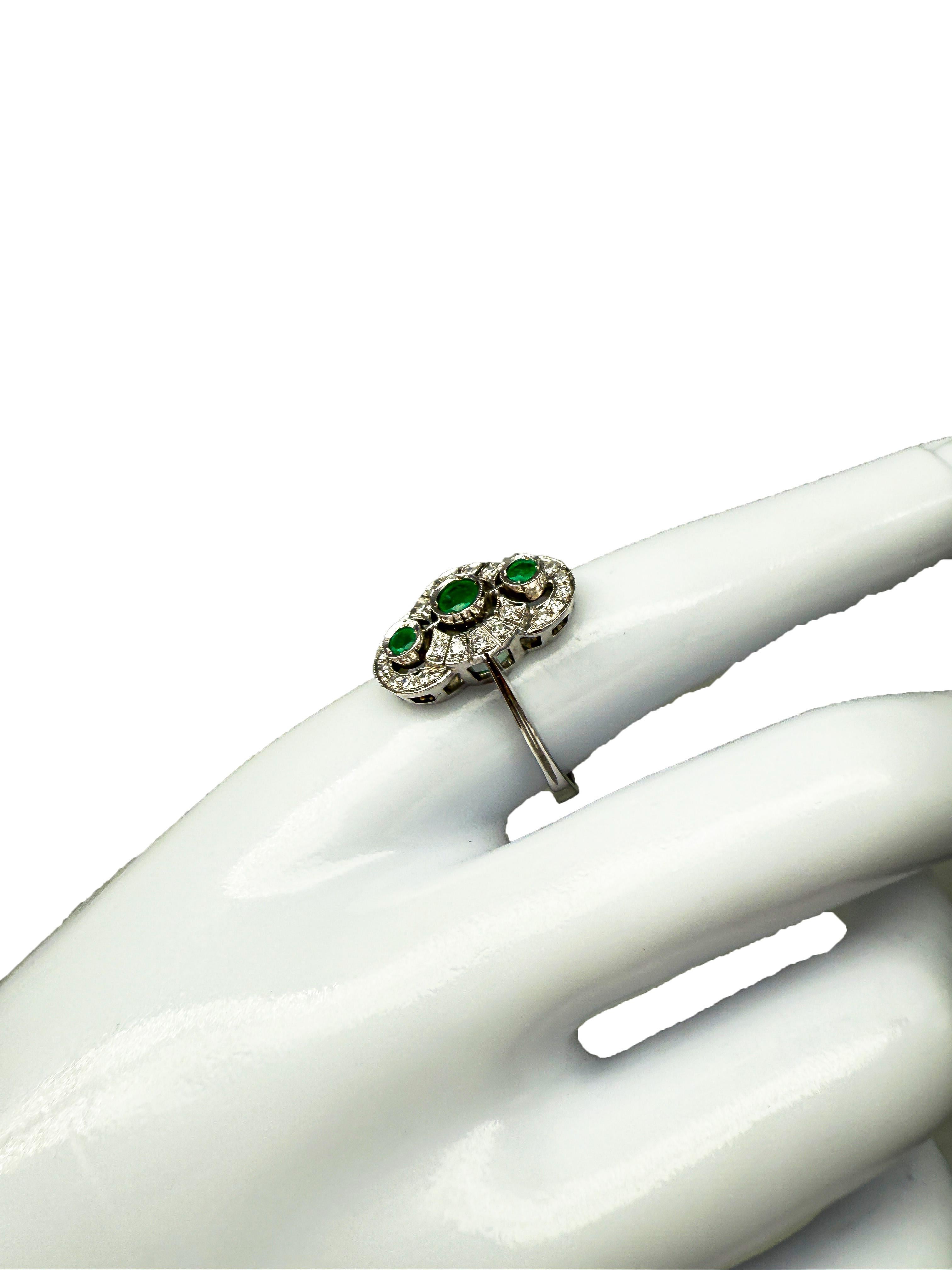 Art Deco Ring aus 18K Weißgold mit Smaragden und Diamanten für Damen oder Herren im Angebot