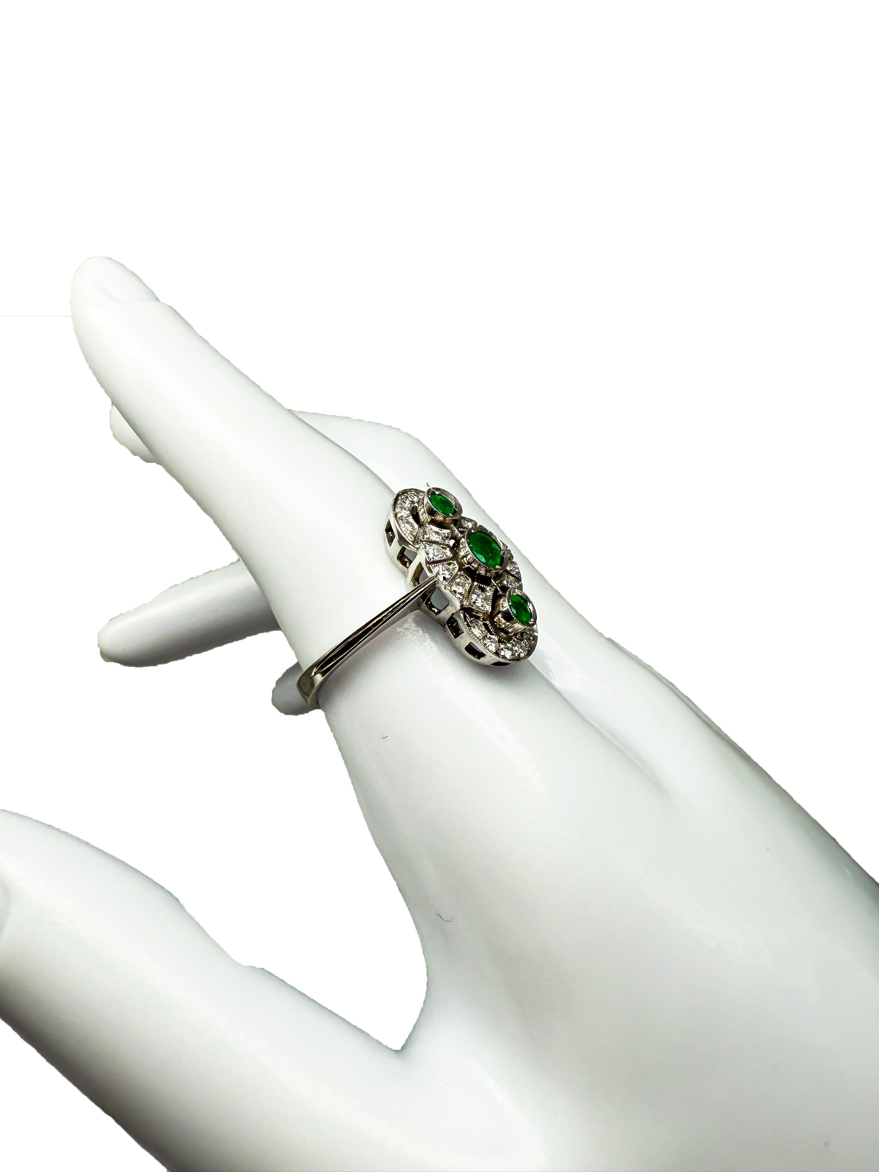 Art Deco Ring aus 18K Weißgold mit Smaragden und Diamanten im Angebot 1