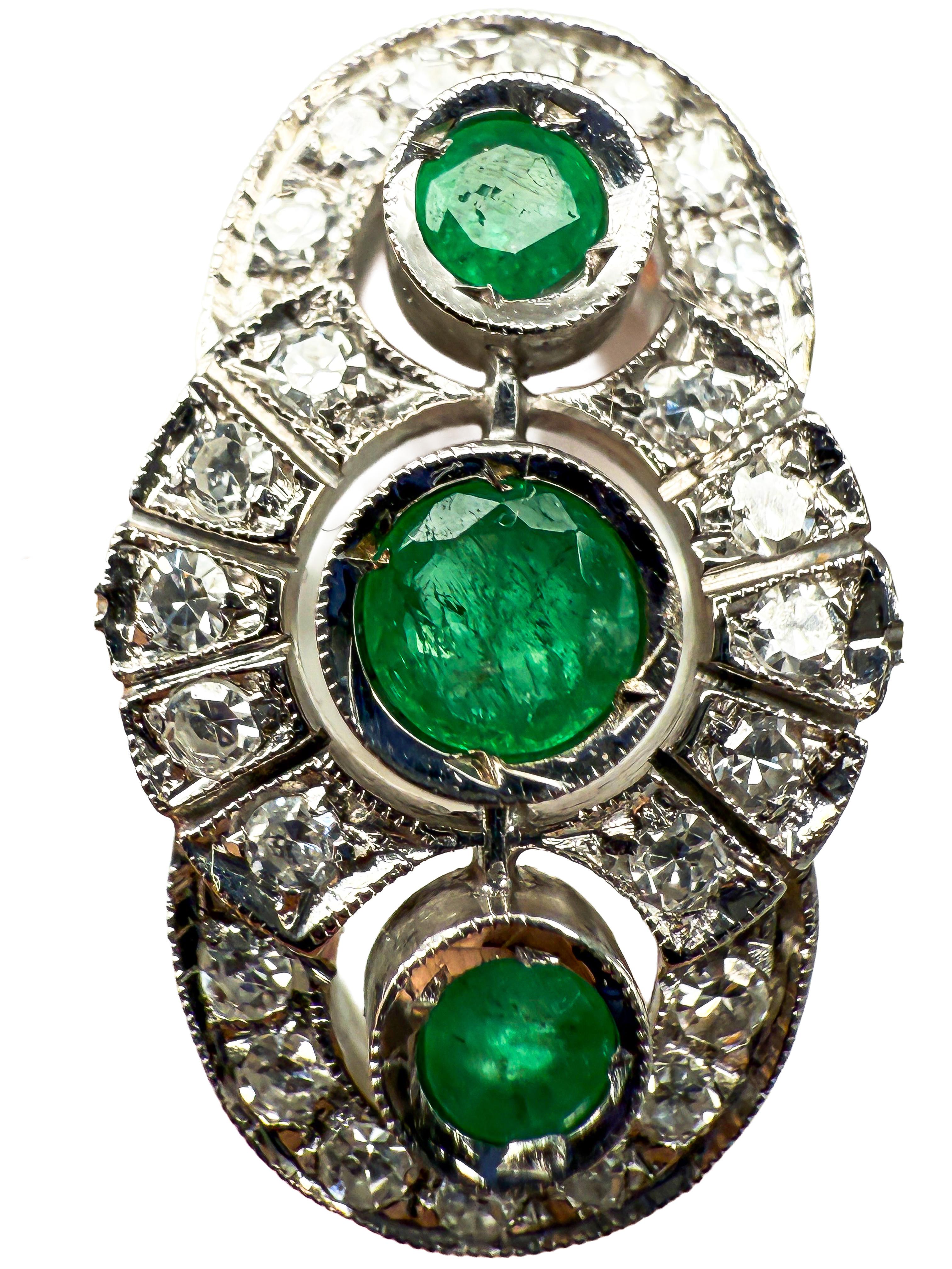 Art Deco Ring aus 18K Weißgold mit Smaragden und Diamanten im Angebot 2