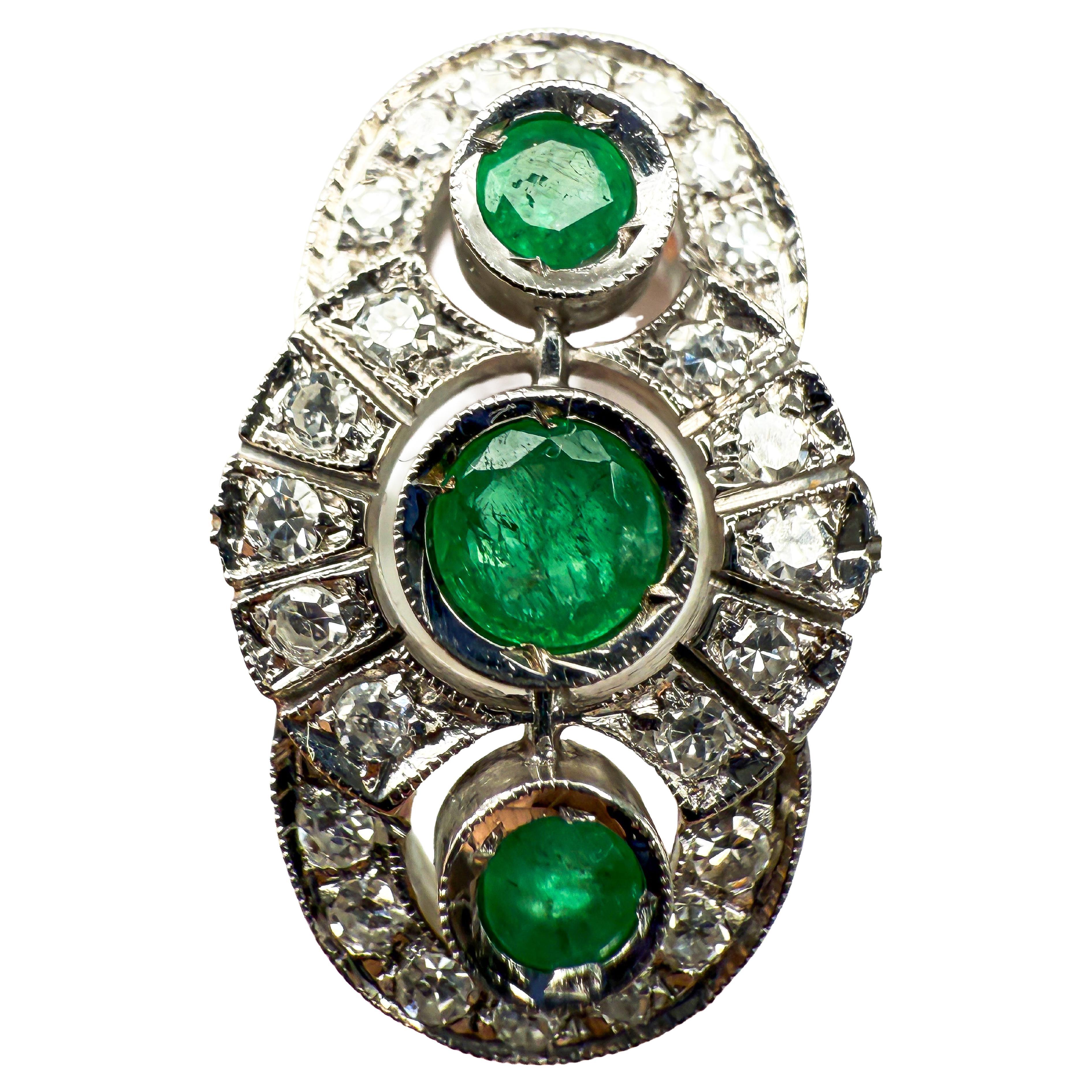 Art Deco Ring aus 18K Weißgold mit Smaragden und Diamanten im Angebot