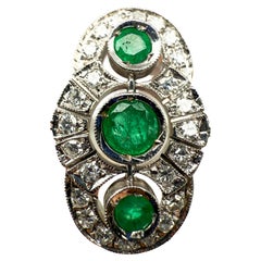 Art Deco Ring aus 18K Weißgold mit Smaragden und Diamanten