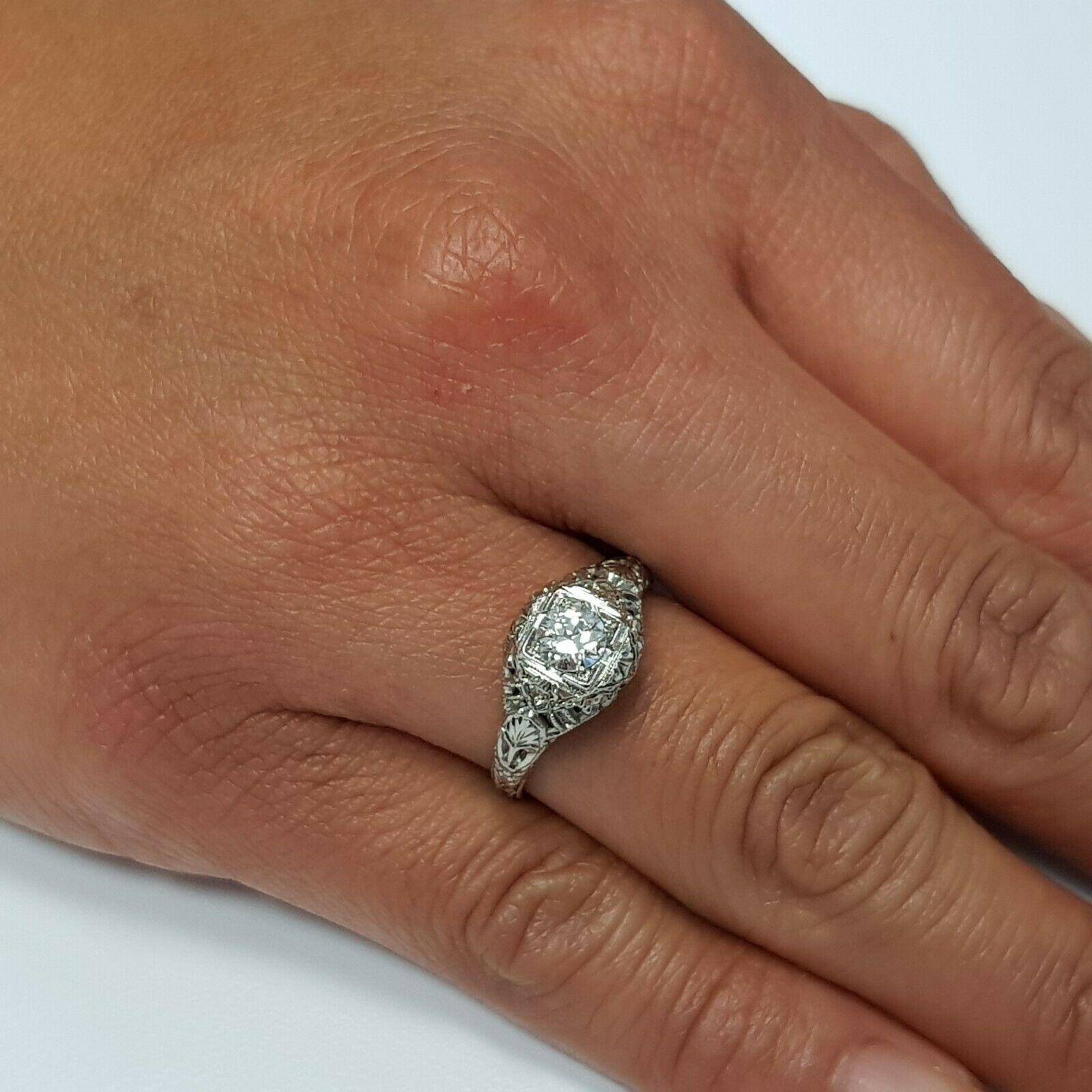 Round Cut Art Deco Style 18 Karat White Gold Ring with G/SI1 Round Diamond