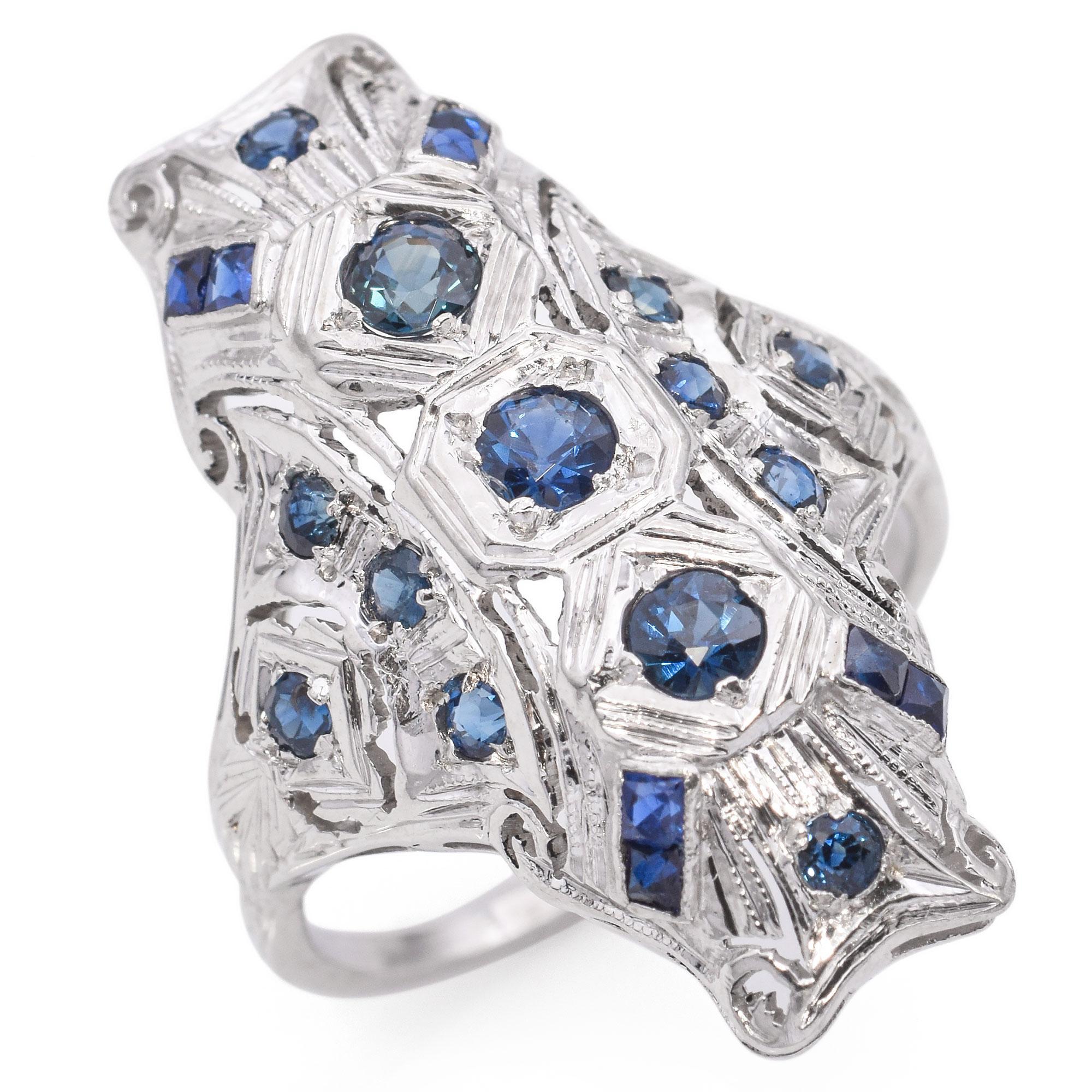 Taille ronde Bague de soirée Art déco en or blanc 18 carats avec saphirs en vente