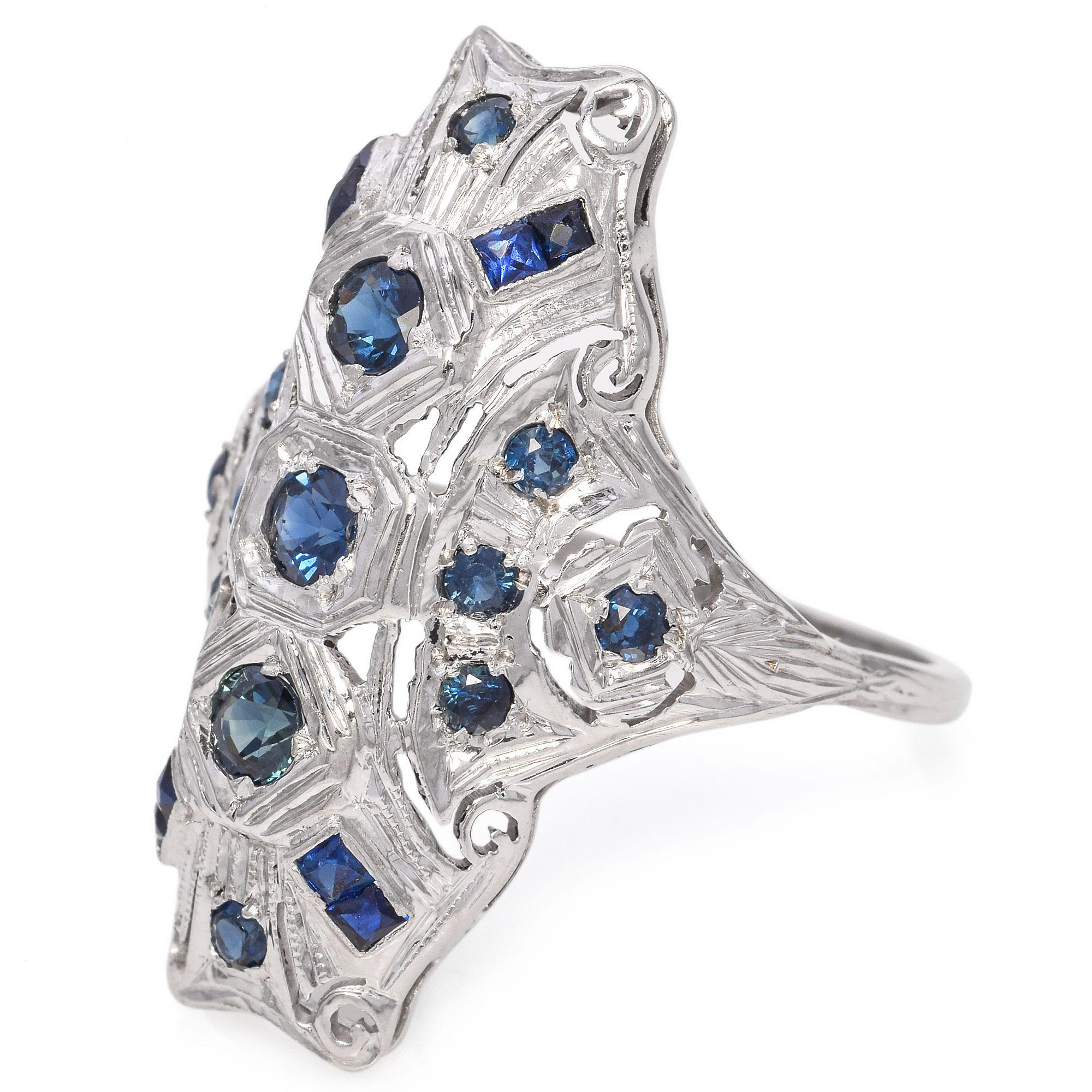 Bague de soirée Art déco en or blanc 18 carats avec saphirs Bon état - En vente à New York, NY
