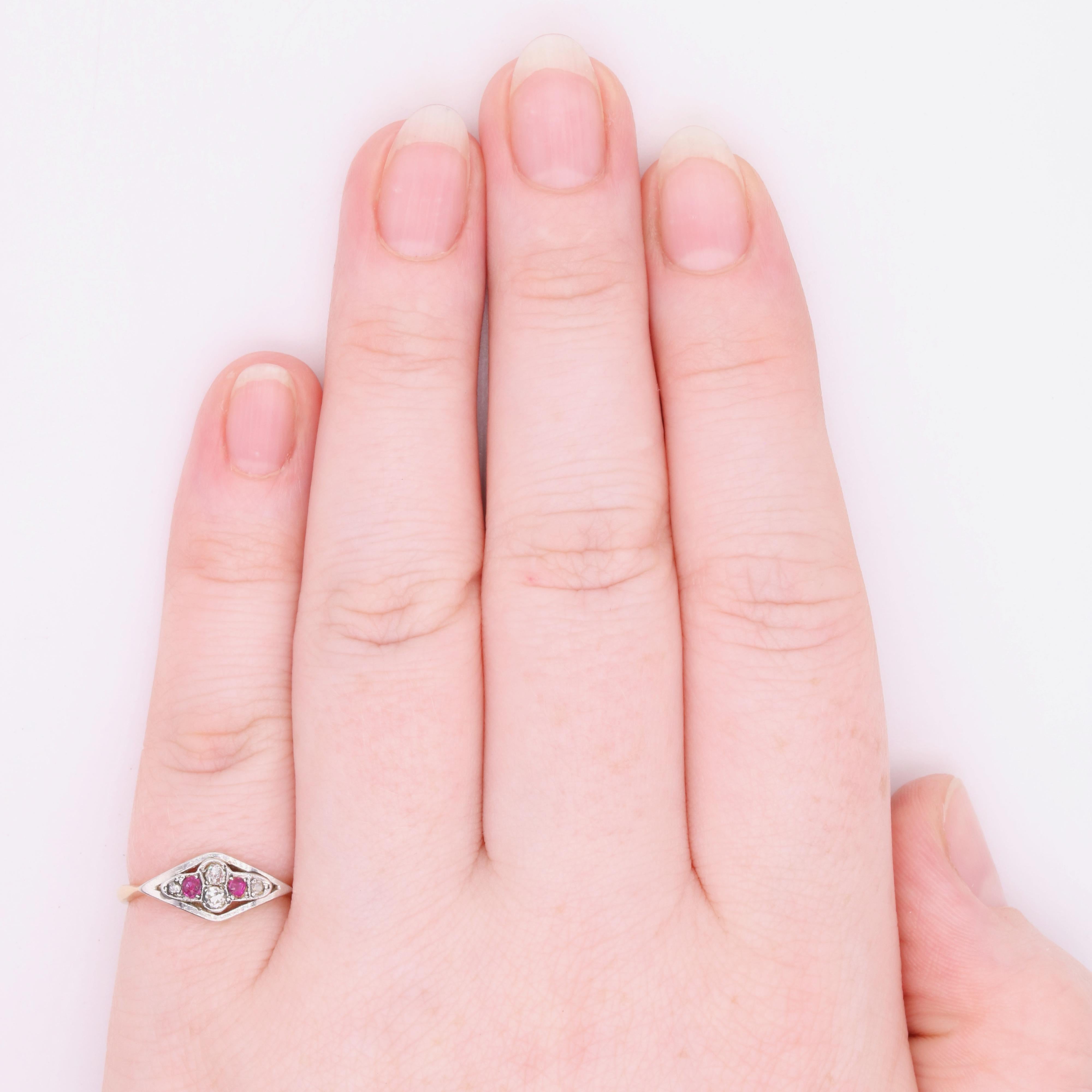Lozenge-förmiger Art-Déco-Ring aus 18 Karat Gelbgold und Platin mit Diamanten und Rubinen im Angebot 4