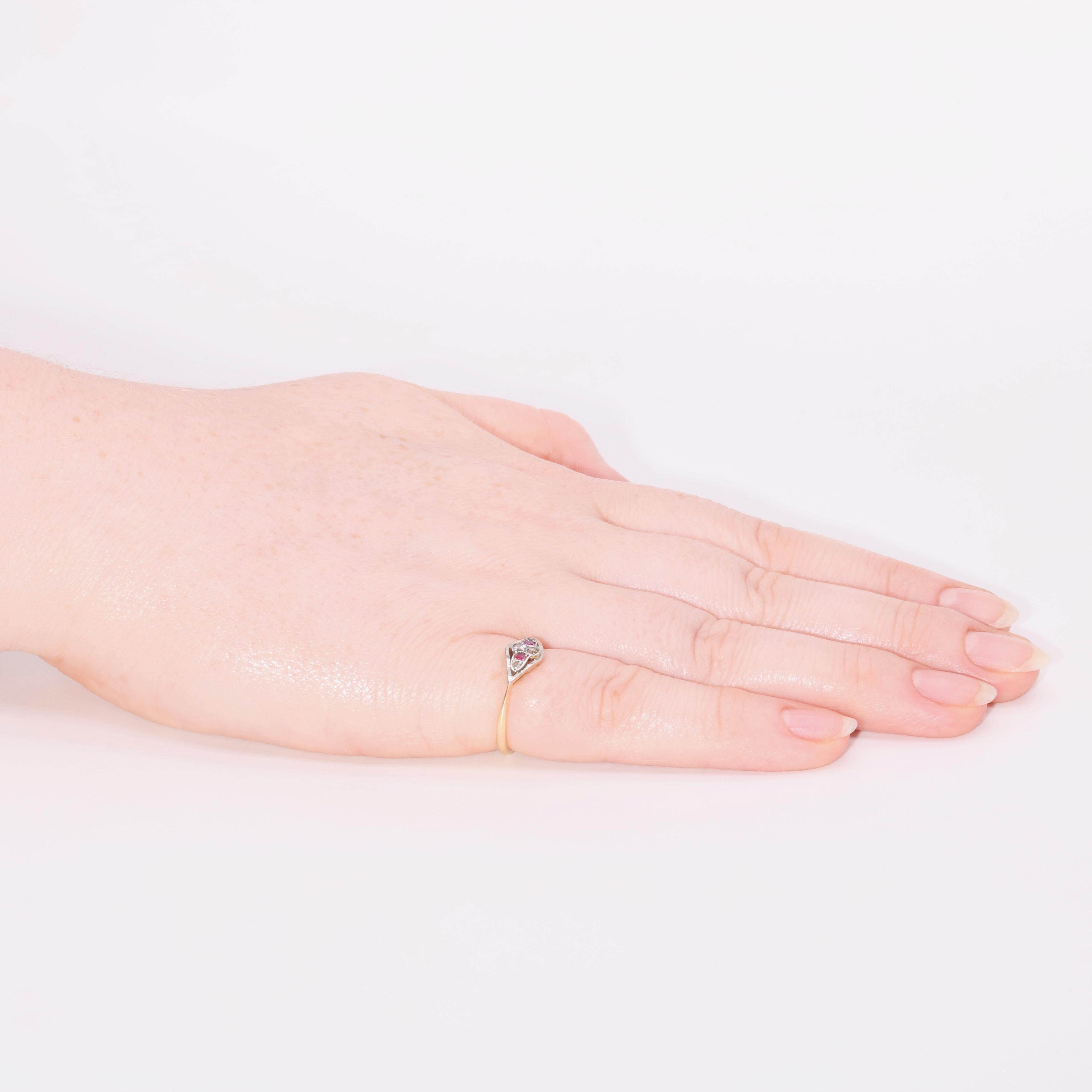 Ein Art-Deco-Ring aus Diamanten, Rubinen, Platin und Gelbgold, bestehend aus zwei Diamanten im Altschliff, zwei Diamanten im Rosenschliff und zwei Rubinen im Rundschliff, gefasst in Platin, an einem Band aus 18 Karat Gelbgold. 

Dieser elegante Ring
