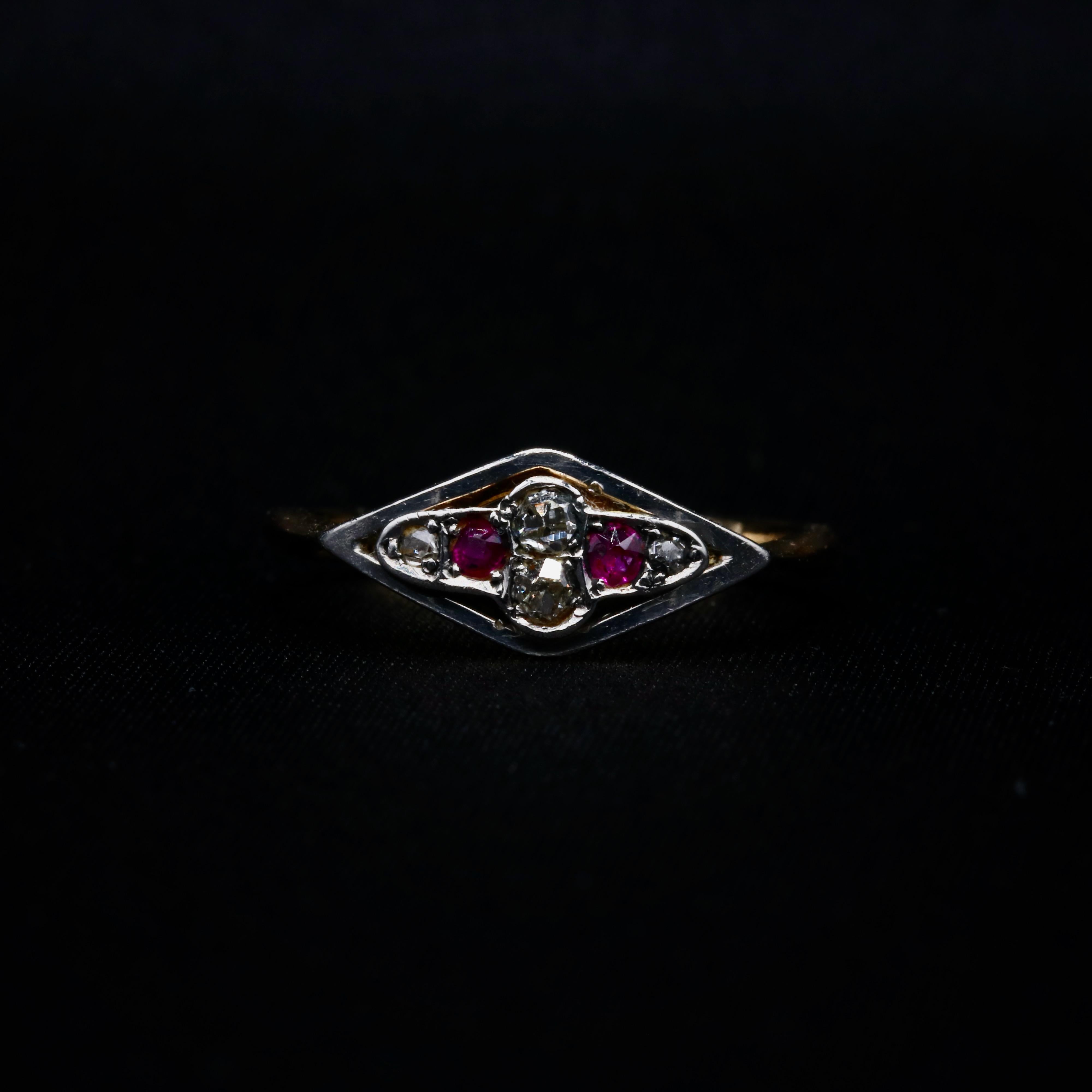 Lozenge-förmiger Art-Déco-Ring aus 18 Karat Gelbgold und Platin mit Diamanten und Rubinen (Art déco) im Angebot
