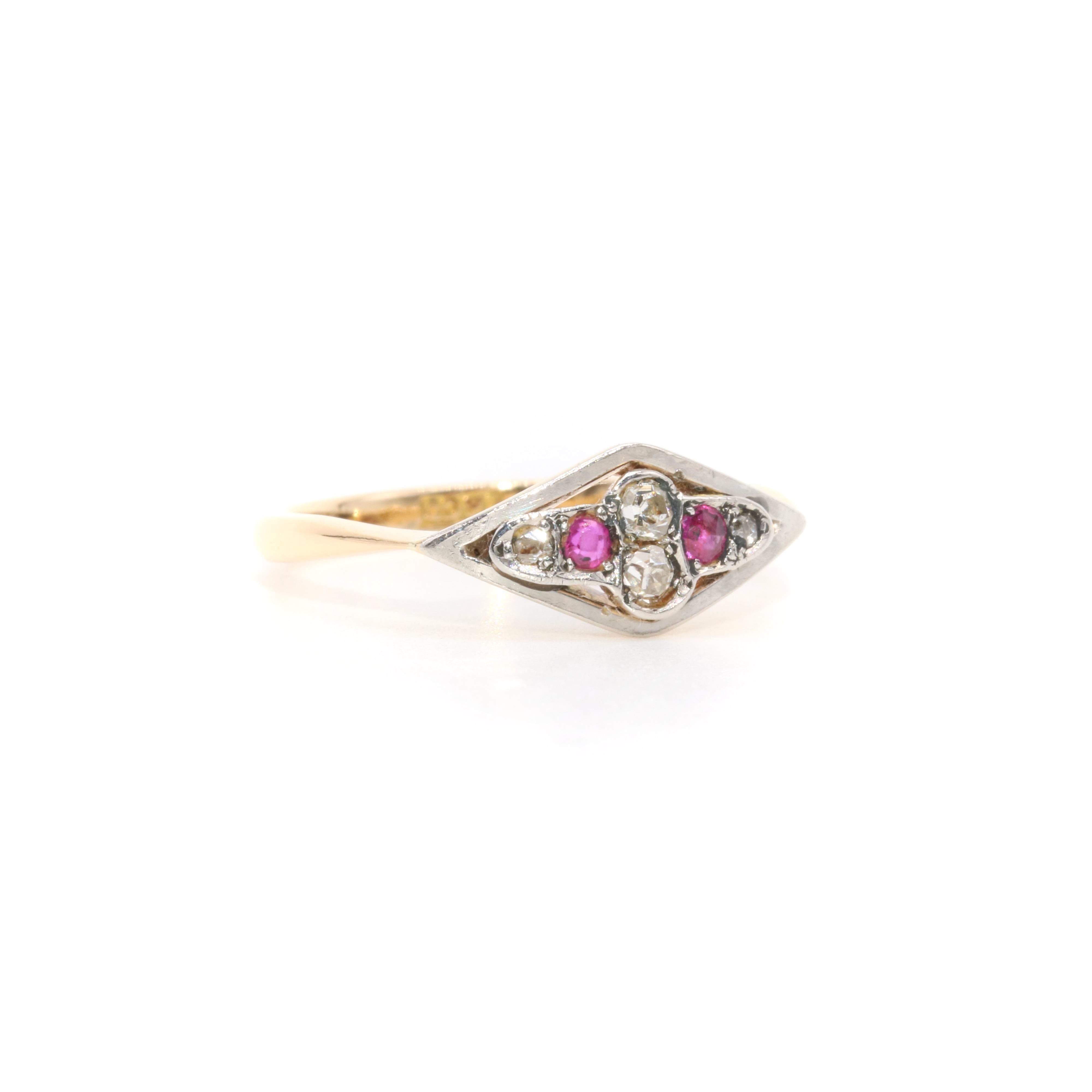 Lozenge-förmiger Art-Déco-Ring aus 18 Karat Gelbgold und Platin mit Diamanten und Rubinen im Zustand „Gut“ im Angebot in Staines-Upon-Thames, GB
