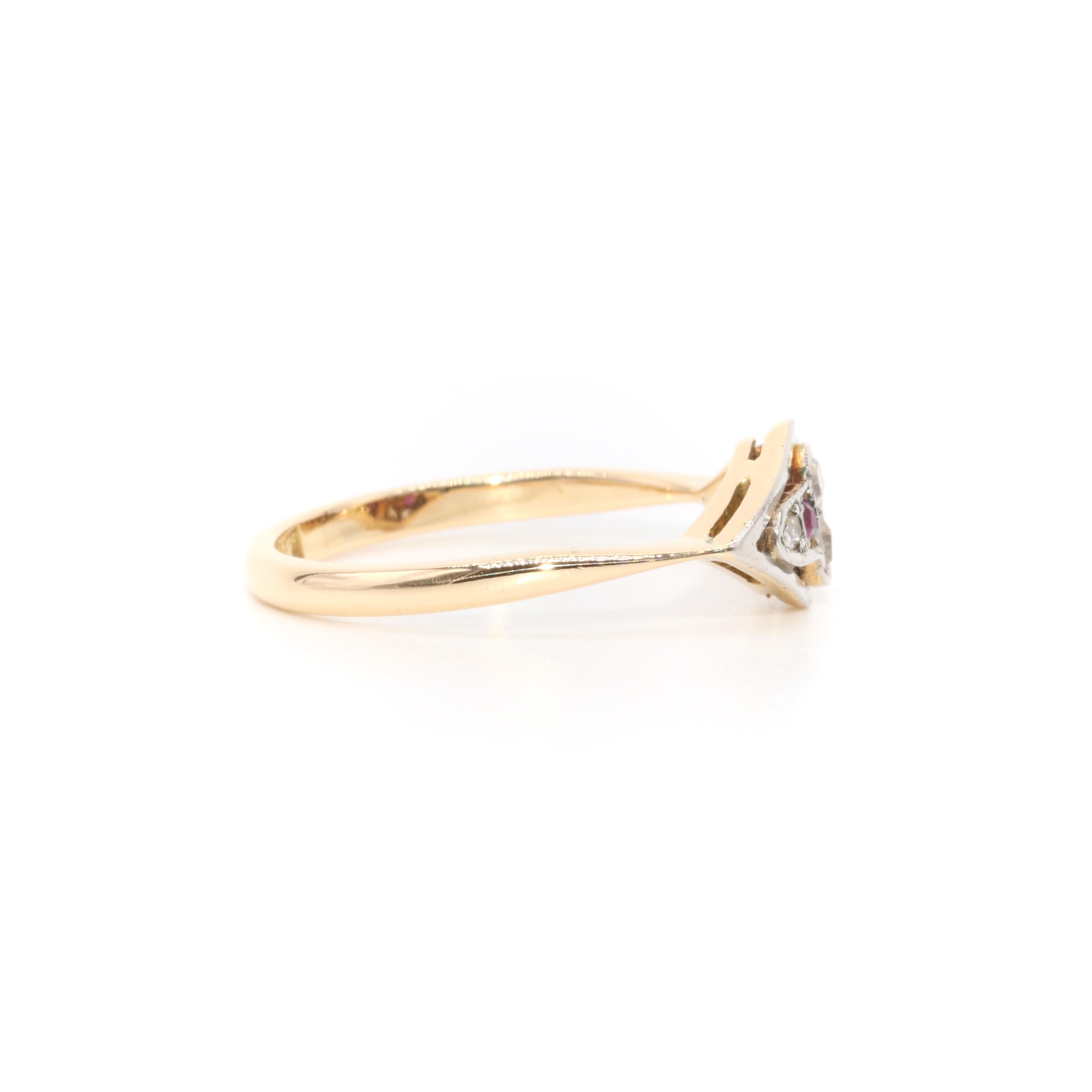Lozenge-förmiger Art-Déco-Ring aus 18 Karat Gelbgold und Platin mit Diamanten und Rubinen für Damen oder Herren im Angebot