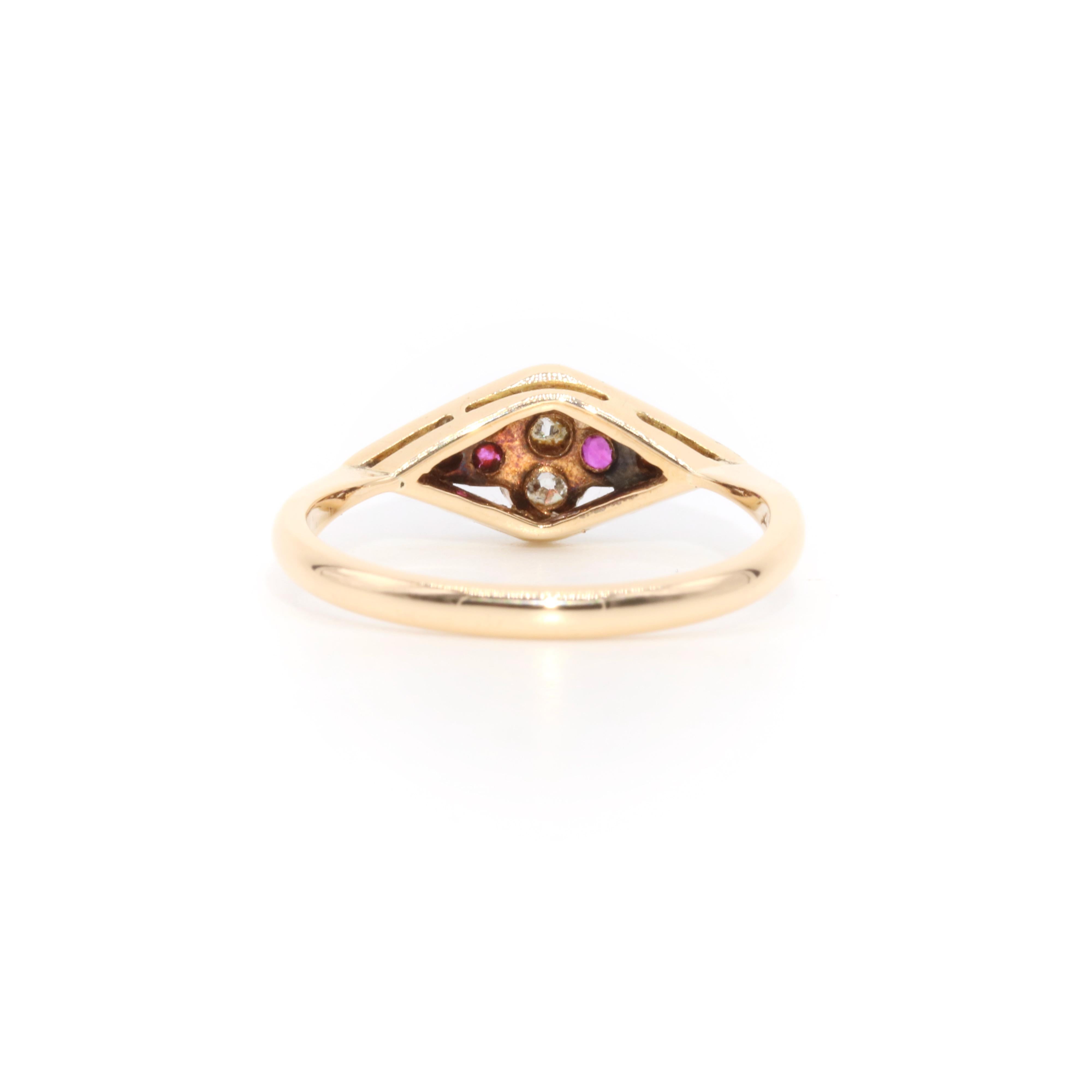 Lozenge-förmiger Art-Déco-Ring aus 18 Karat Gelbgold und Platin mit Diamanten und Rubinen im Angebot 1
