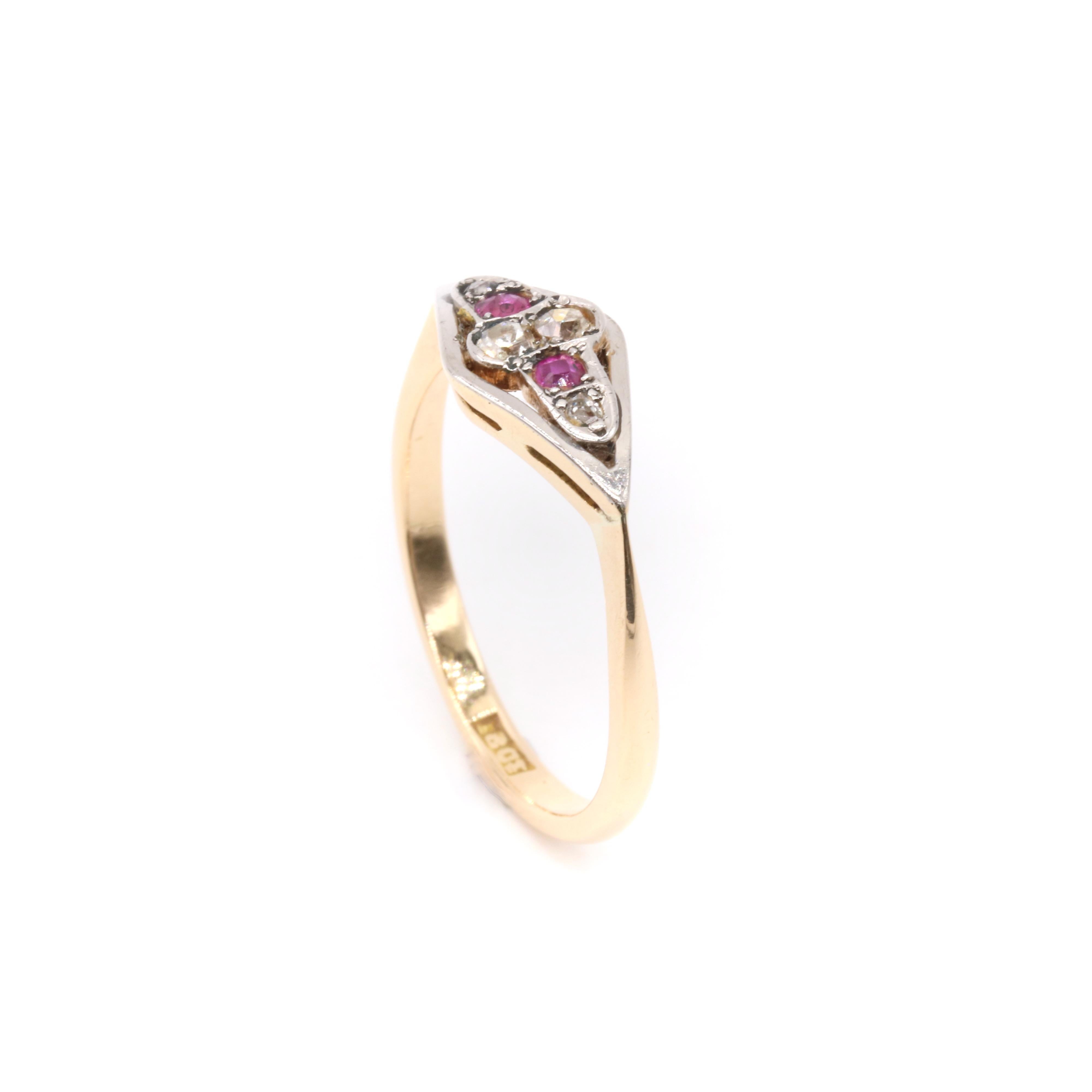 Lozenge-förmiger Art-Déco-Ring aus 18 Karat Gelbgold und Platin mit Diamanten und Rubinen im Angebot 2