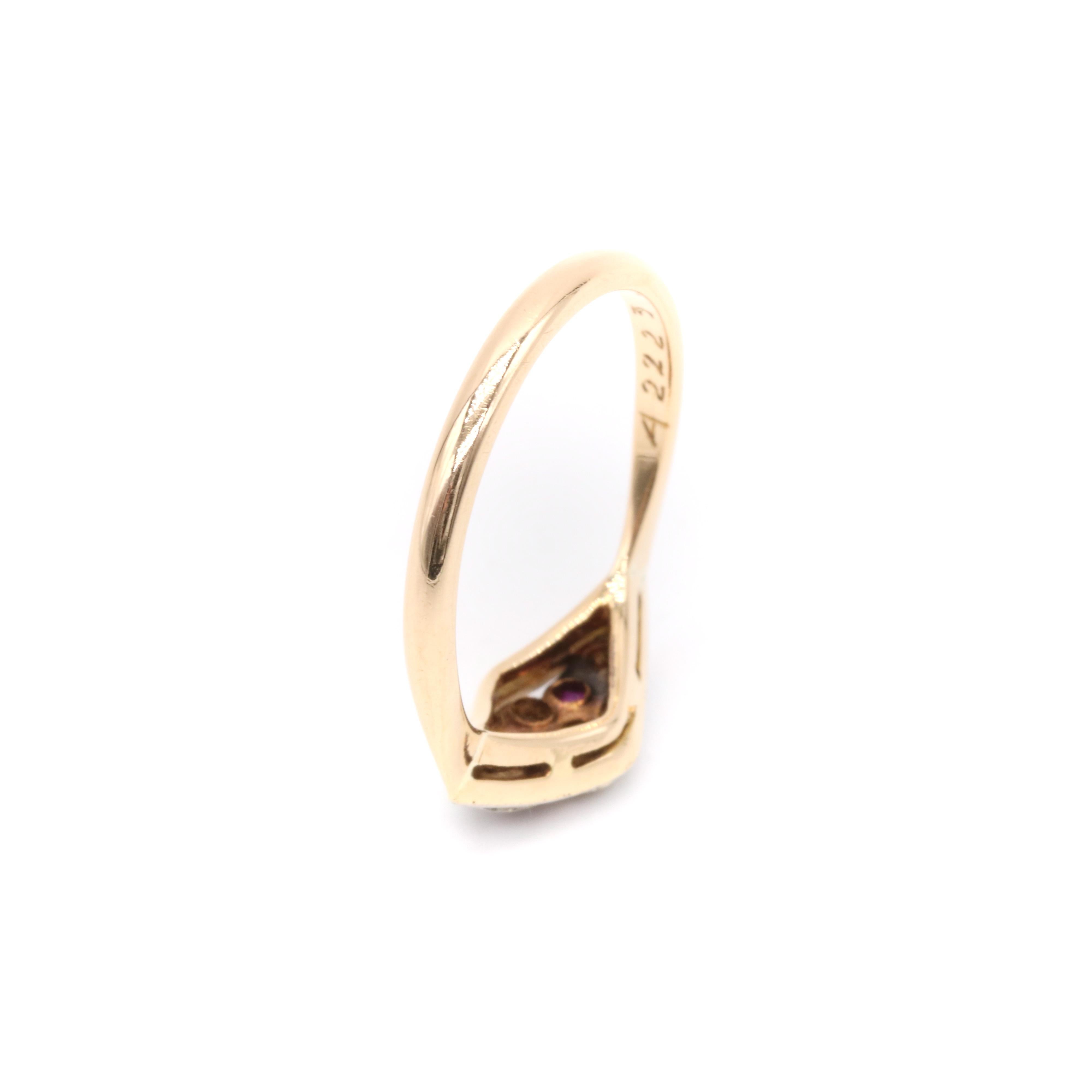 Lozenge-förmiger Art-Déco-Ring aus 18 Karat Gelbgold und Platin mit Diamanten und Rubinen im Angebot 3