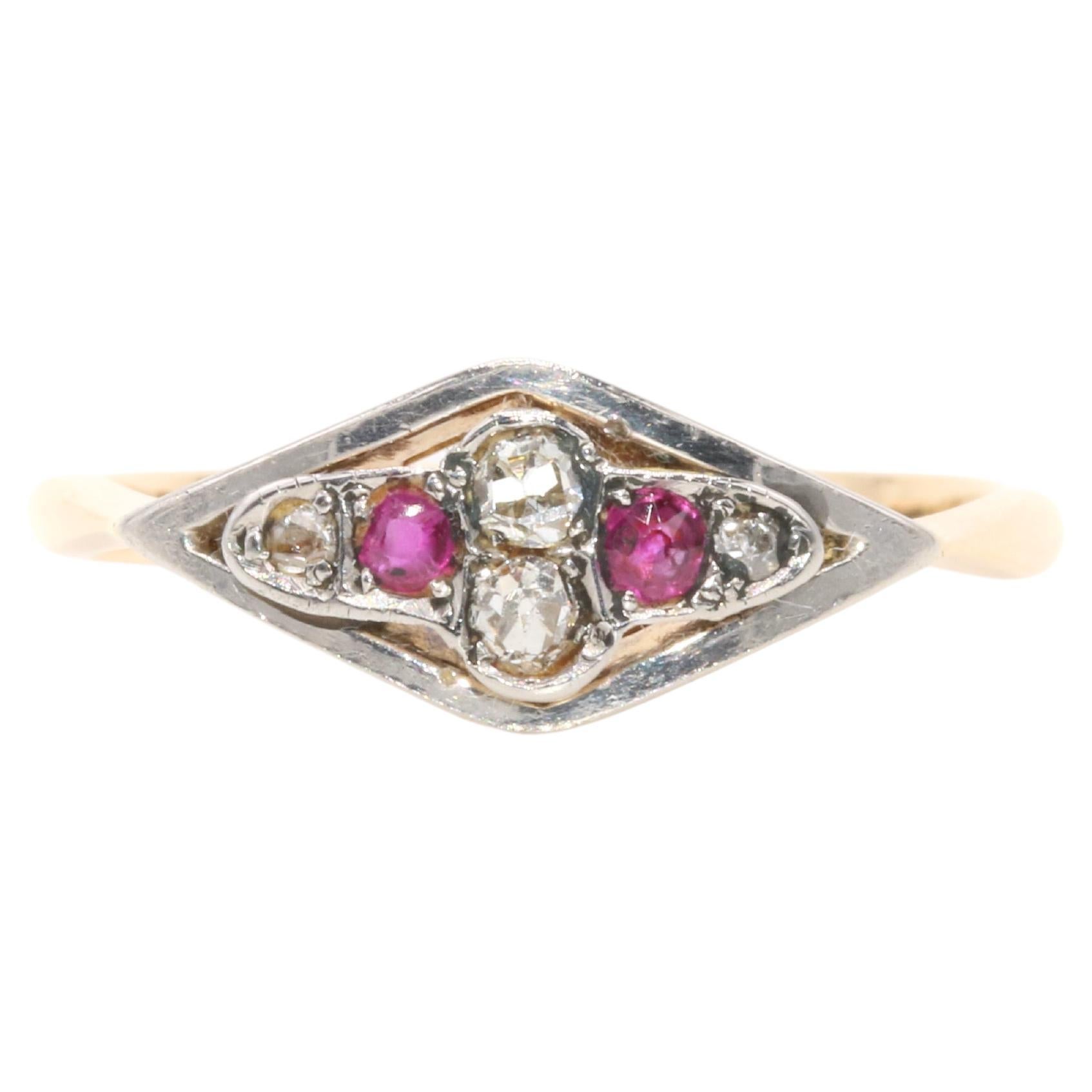 Lozenge-förmiger Art-Déco-Ring aus 18 Karat Gelbgold und Platin mit Diamanten und Rubinen im Angebot
