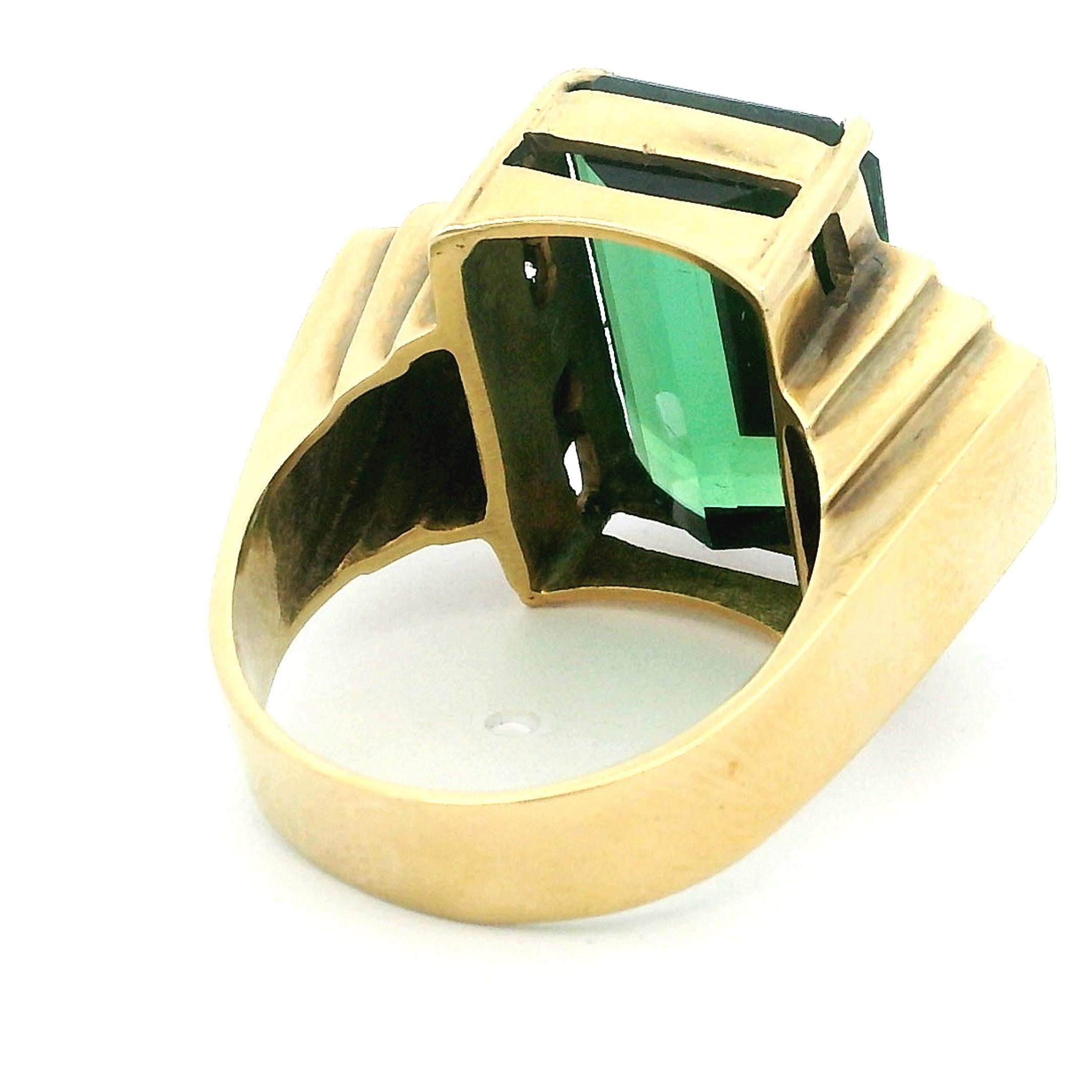Bague de cocktail en or jaune 18 carats, tourmaline verte et diamant, circa 1930. en vente 3