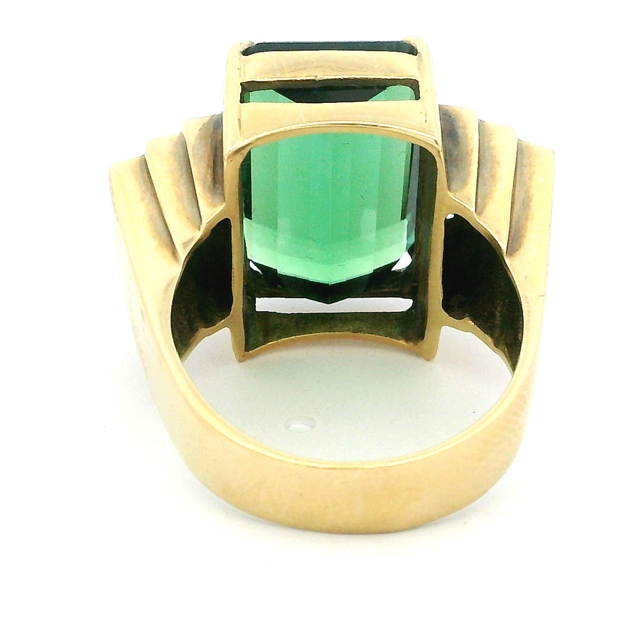 Bague de cocktail en or jaune 18 carats, tourmaline verte et diamant, circa 1930. en vente 4