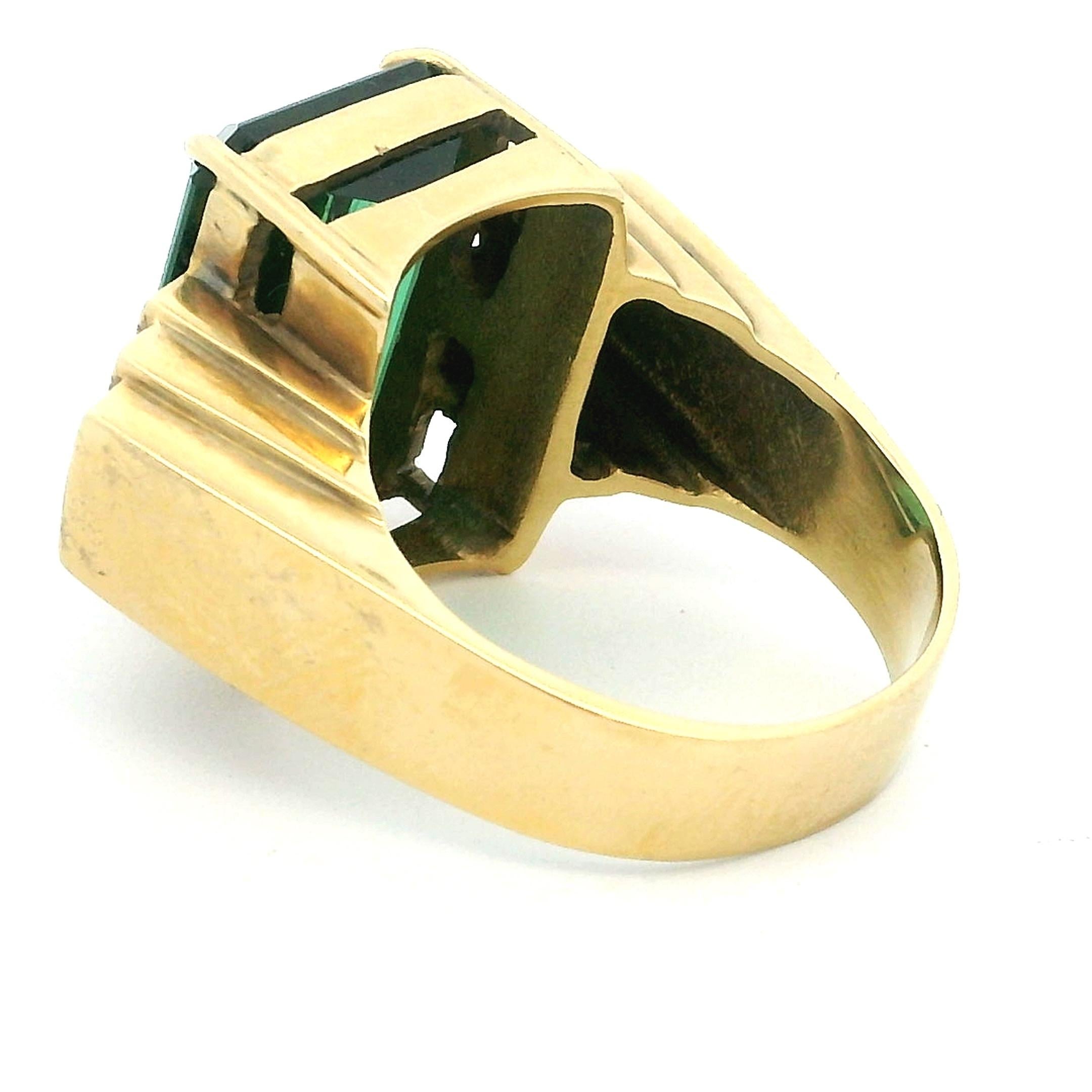 Bague de cocktail en or jaune 18 carats, tourmaline verte et diamant, circa 1930. en vente 5