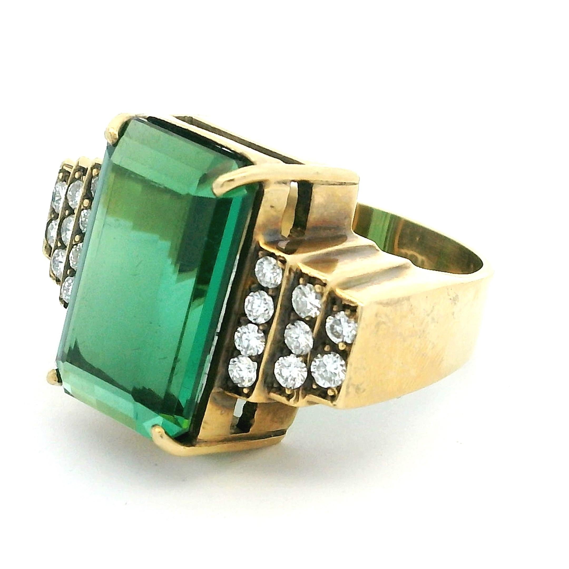 Bague de cocktail en or jaune 18 carats, tourmaline verte et diamant, circa 1930. en vente 7