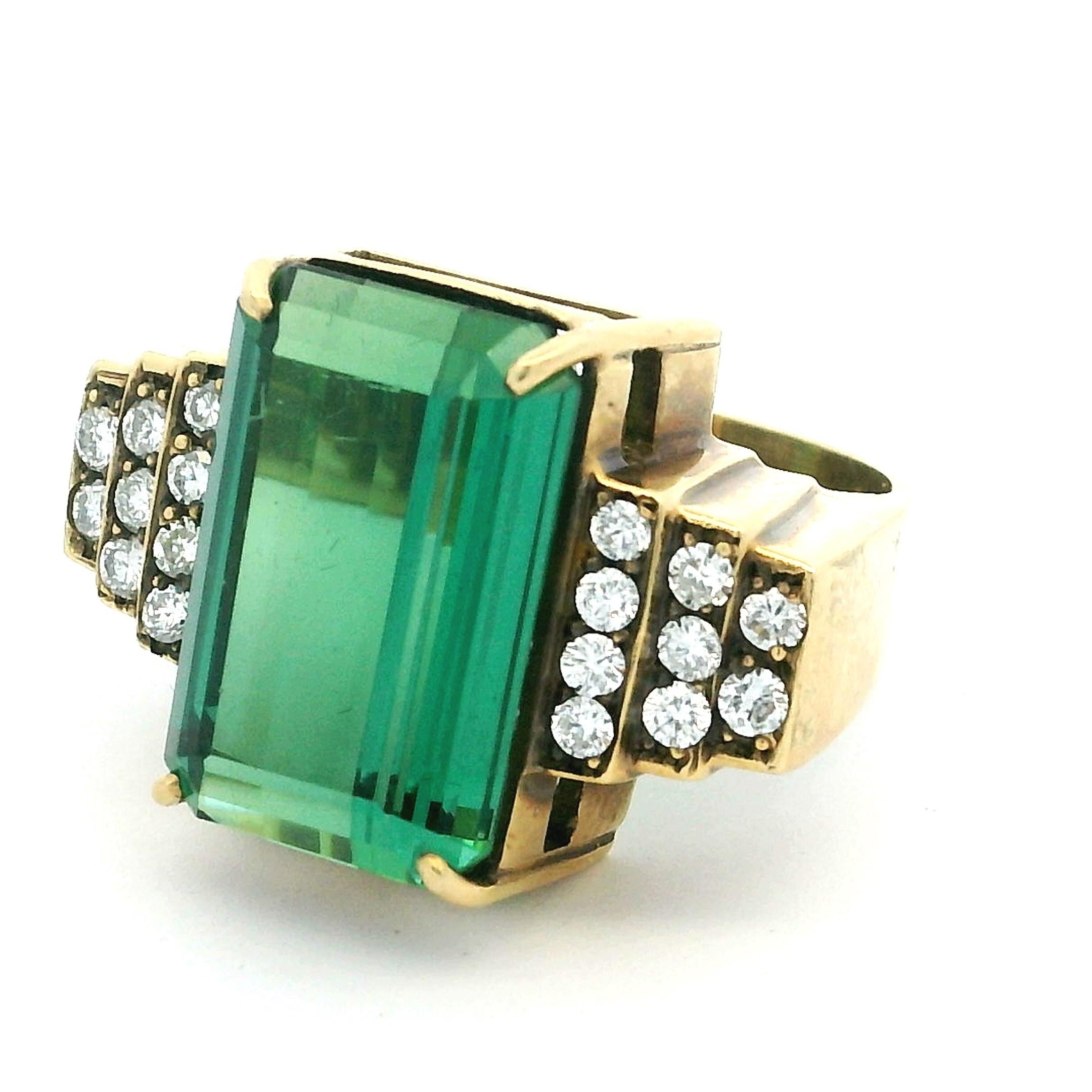 Bague de cocktail en or jaune 18 carats, tourmaline verte et diamant, circa 1930. en vente 8