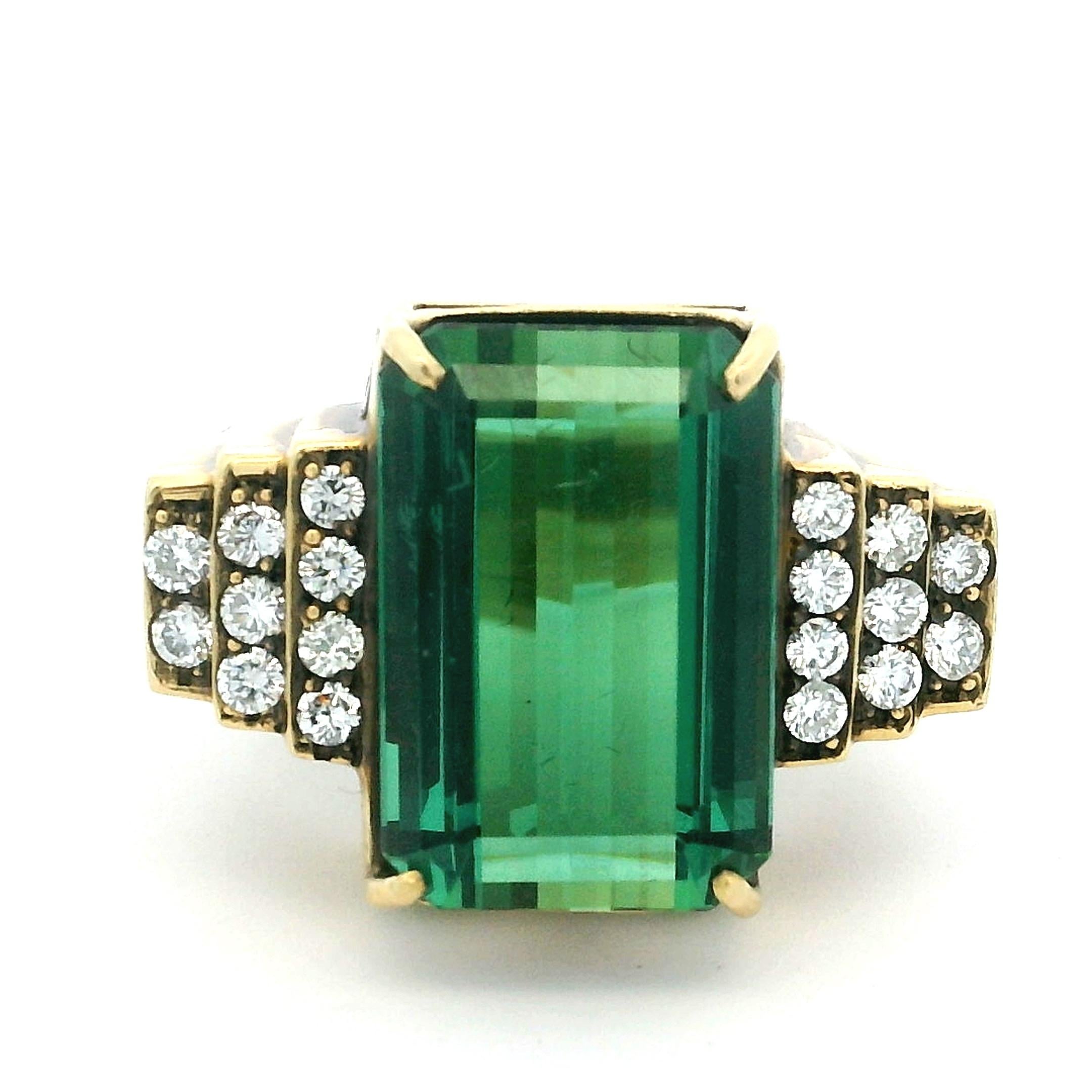 Bague de cocktail en or jaune 18 carats, tourmaline verte et diamant, circa 1930. en vente 9