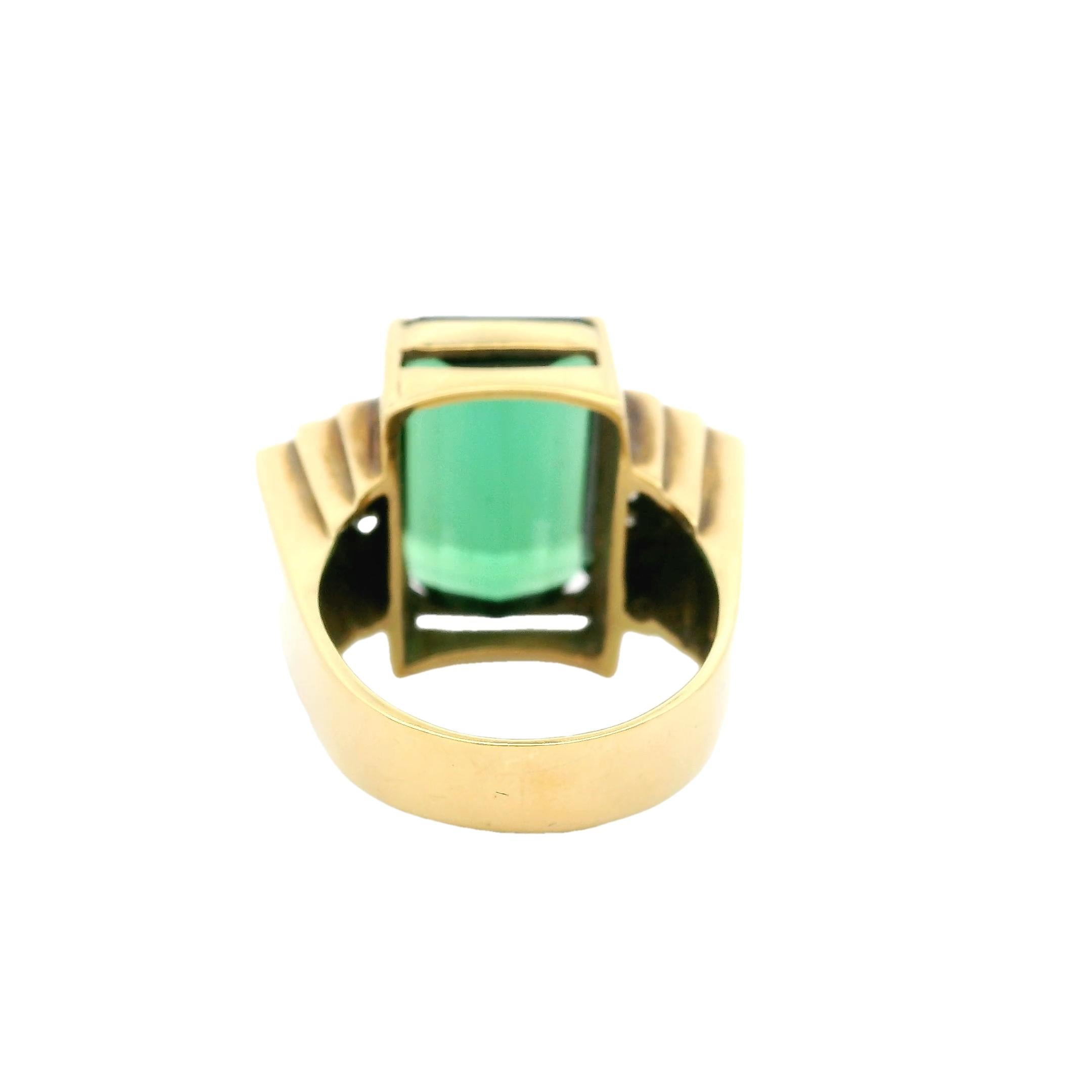 Art Deco 18K Yellow Gold Green Tourmaline and Diamond Cocktail Ring, Circa 1930s In Excellent Condition For Sale In Miami, FL