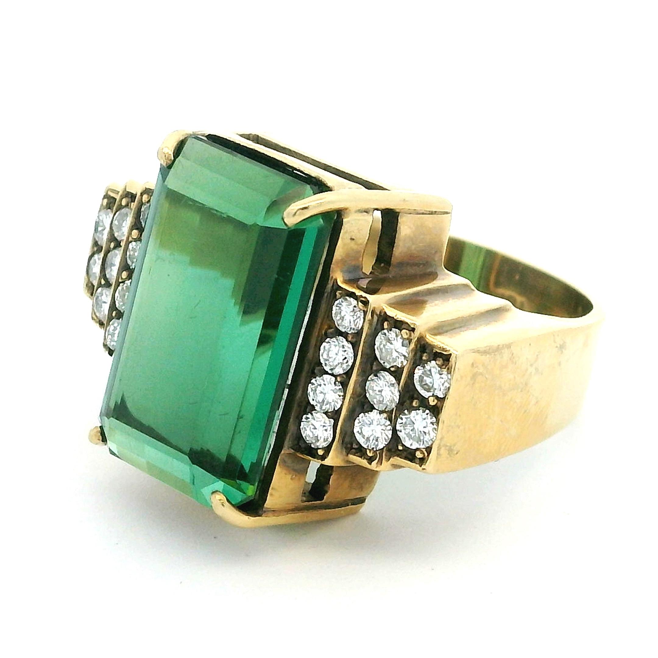 Art déco Bague de cocktail en or jaune 18 carats, tourmaline verte et diamant, circa 1930. en vente