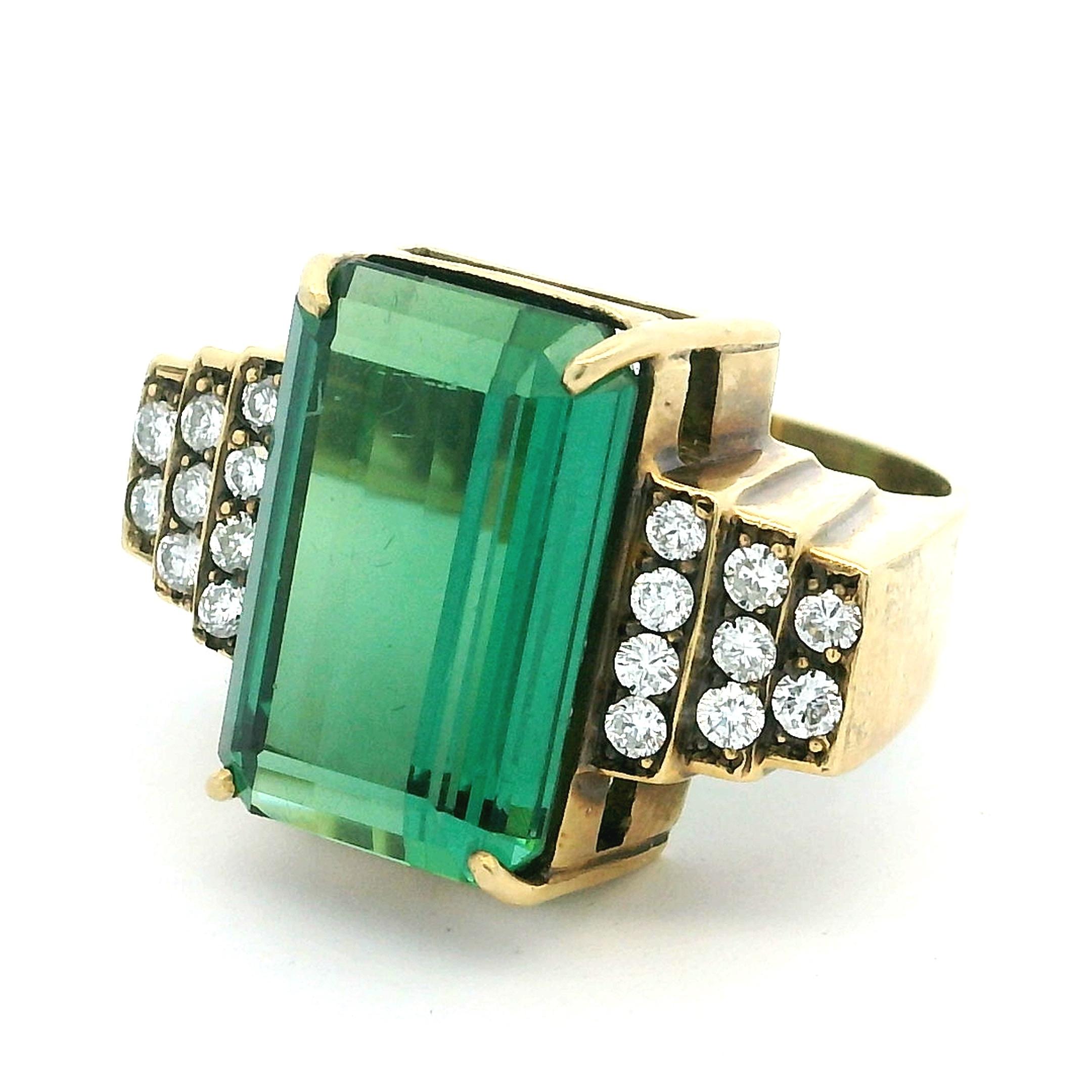 Taille ronde Bague de cocktail en or jaune 18 carats, tourmaline verte et diamant, circa 1930. en vente