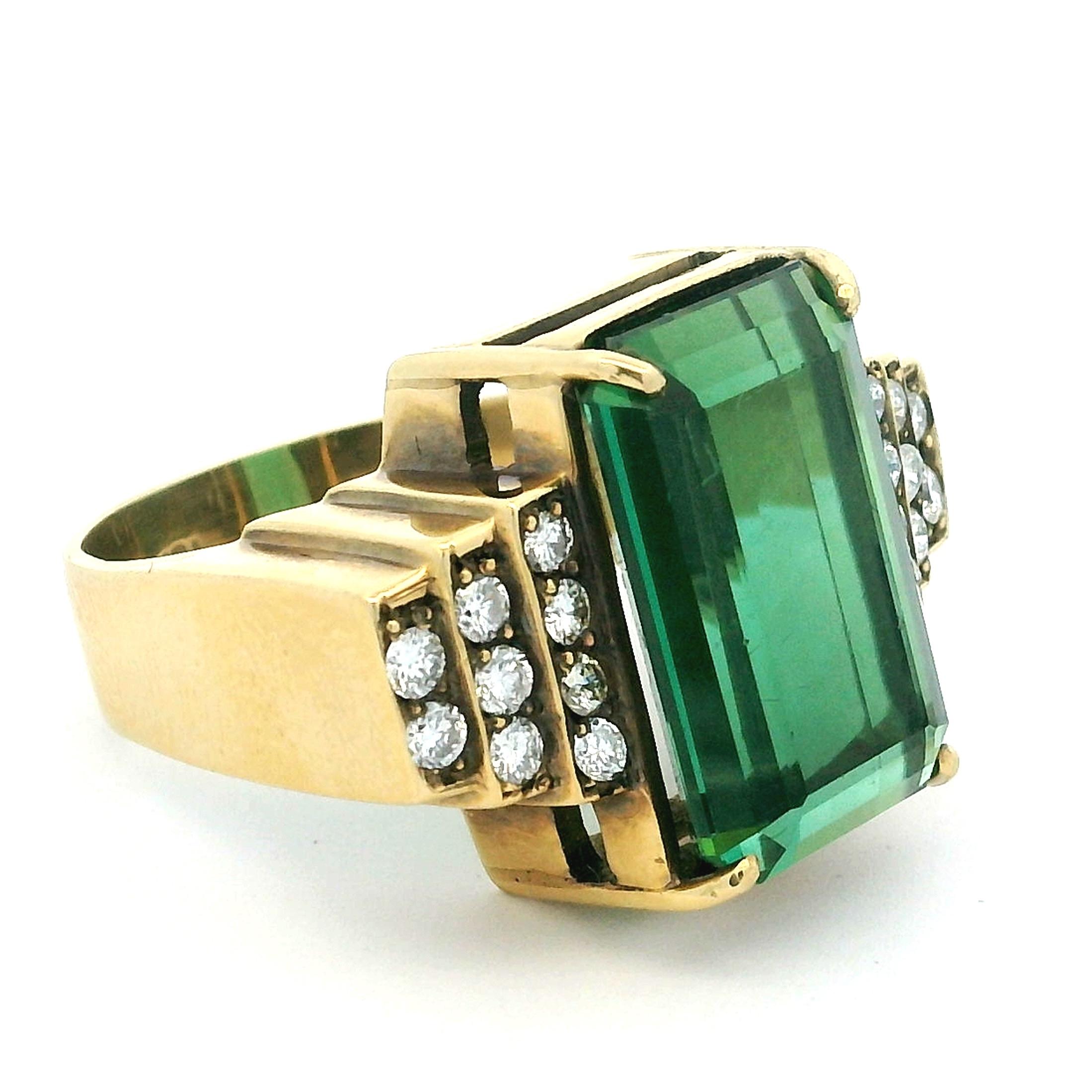 Bague de cocktail en or jaune 18 carats, tourmaline verte et diamant, circa 1930. Pour femmes en vente