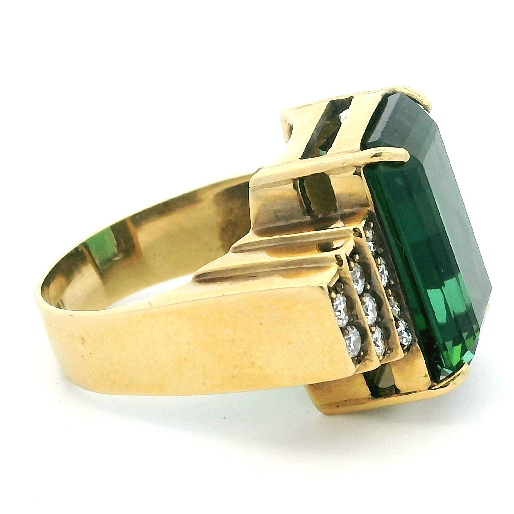 Bague de cocktail en or jaune 18 carats, tourmaline verte et diamant, circa 1930. en vente 1