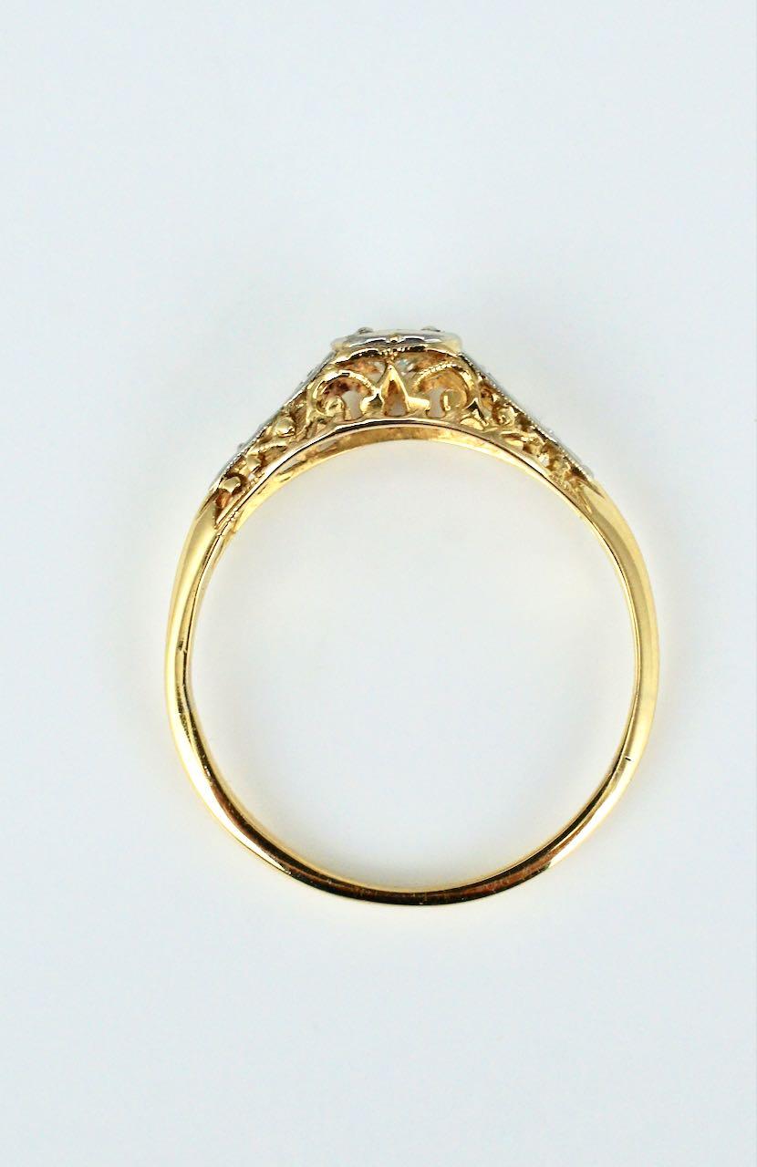 Art Deco 18 Karat Yellow Gold Platinum Diamond Heart Ring, 1930s For Sale 1