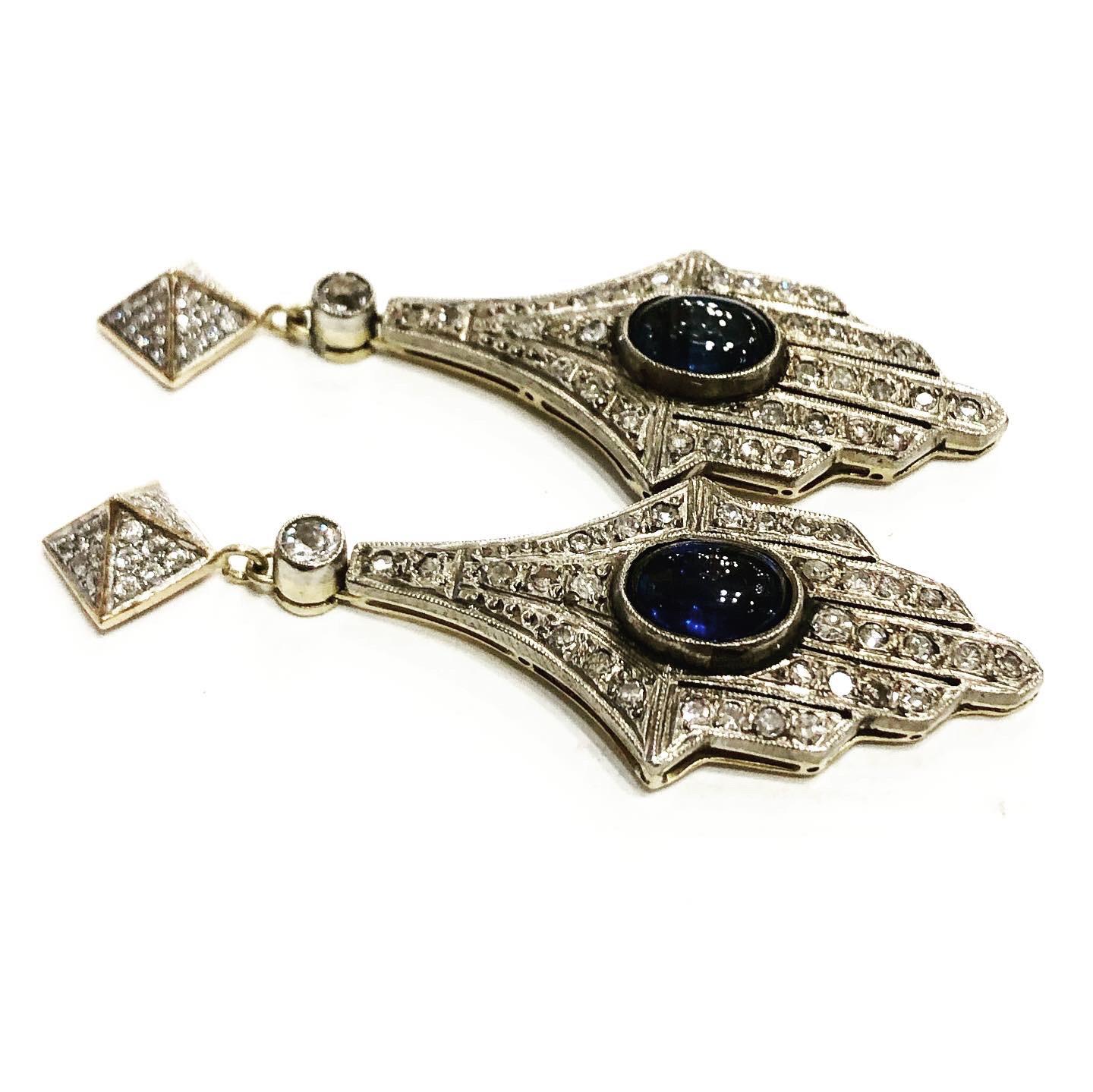 Art Deco 18k yellow gold, platinum, sapphire, diamonds drop earrings.
Stud and clutch system.
Metal: 18 karat gold, platinum.
Art Deco, circa 1930. Condition: Good.
Old european cut diamonds.
Cabochon sapphire cut.
Total approximate diamond carat