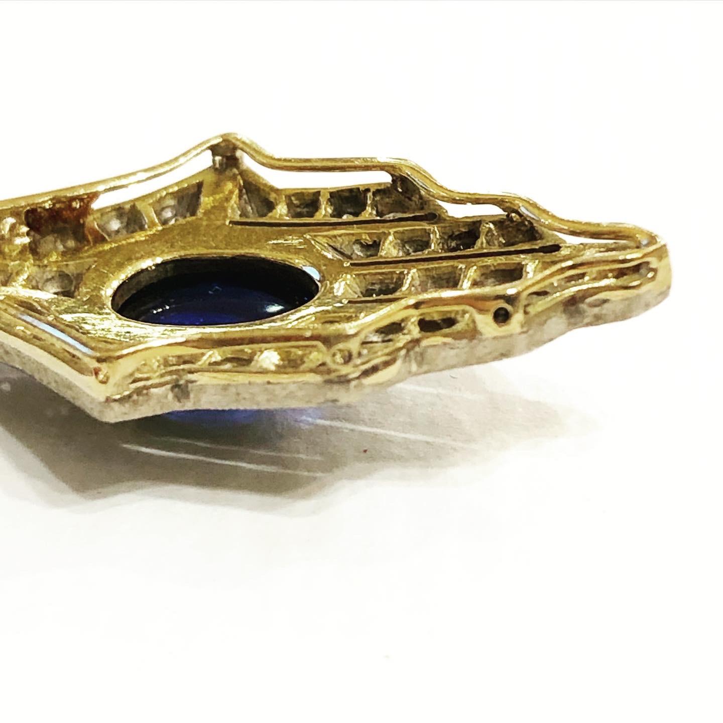 Boucles d'oreilles pendantes Art déco en or jaune 18 carats, platine, saphirs et diamants cabochons en vente 2