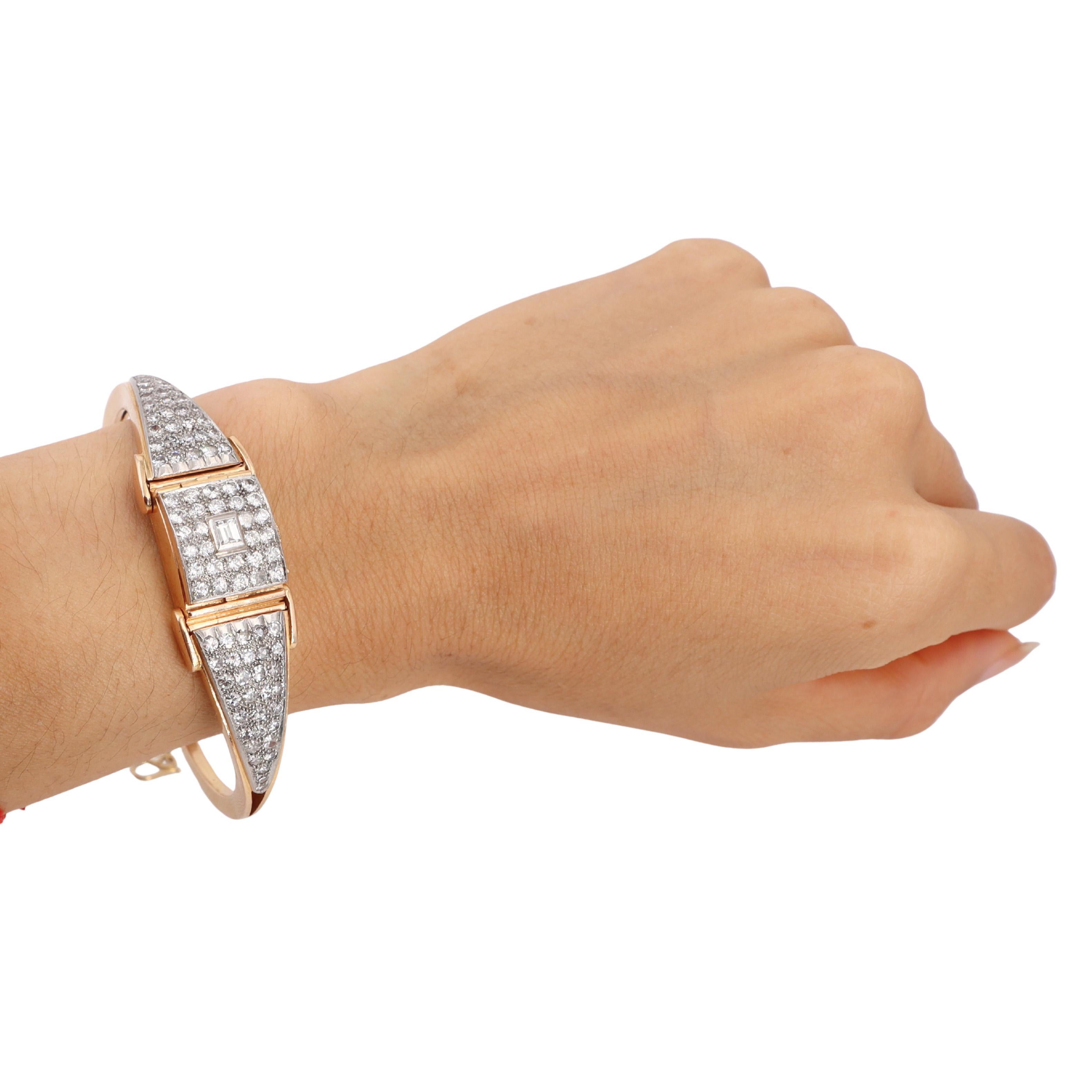 Cet extraordinaire bracelet Art déco des années 1920 représente le summum du luxe de l'ère du jazz. Il a été réalisé avec expertise en or rose lustré de 18kt avec des détails en platine et présente un pavage de diamants taille unique totalisant 2,70