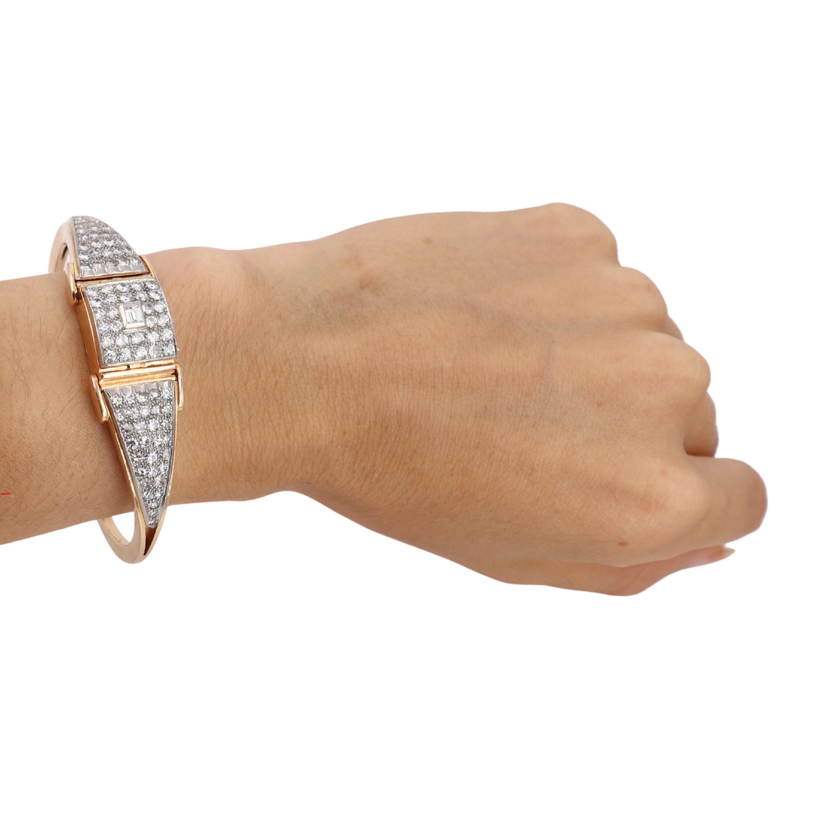 Art Deco 18kt Gold Bangle Universal Geneve Watch with 4.40 CTW in Diamonds Unisexe en vente