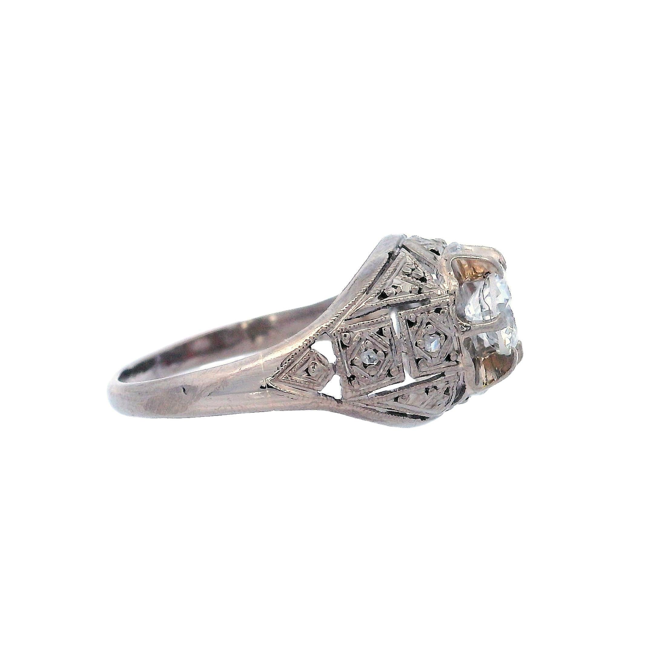 Art Deco 18kt Gold Filigree Ring with Diamonds In Excellent Condition For Sale In Aventura, FL