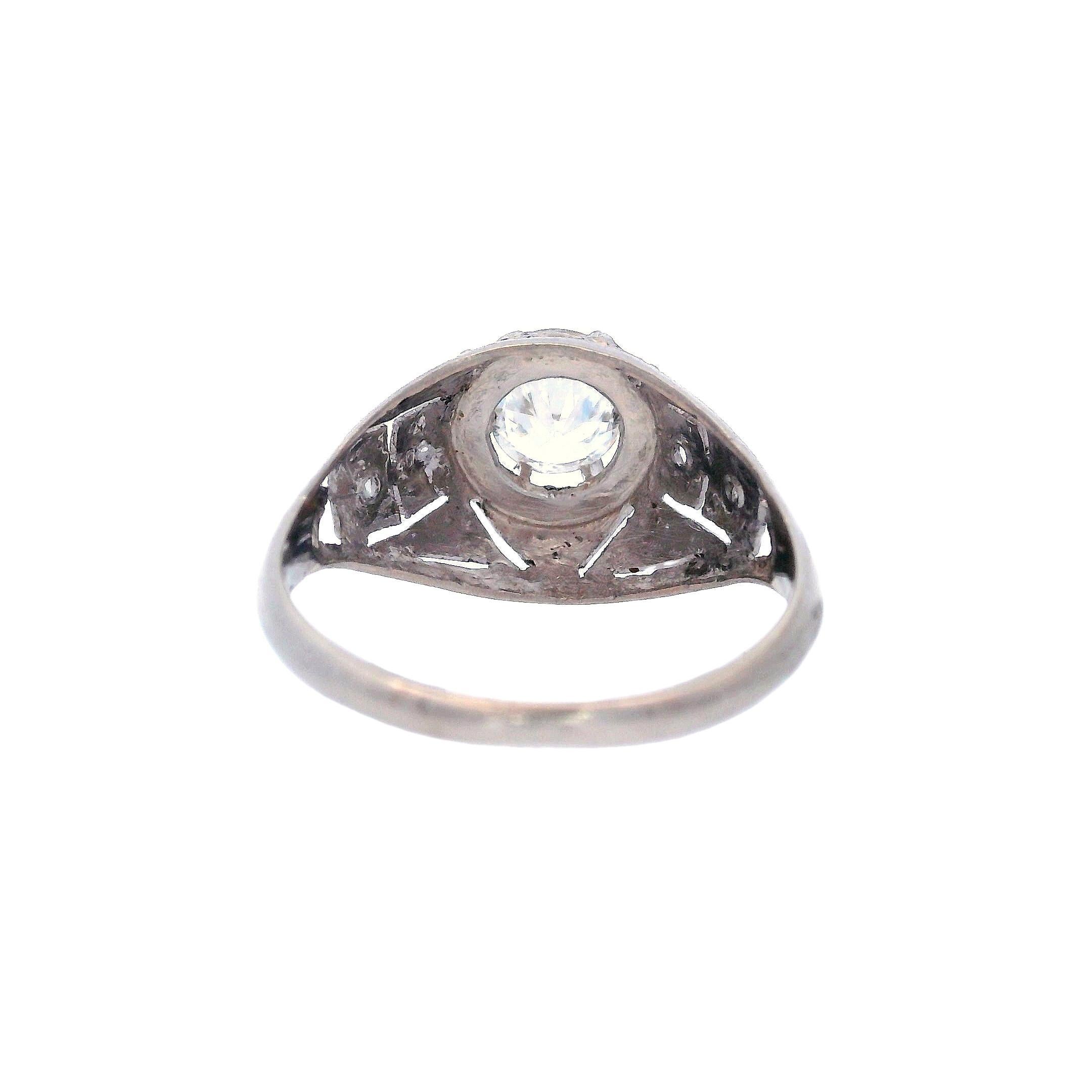 Art Deco 18kt Gold Filigree Ring with Diamonds For Sale 1