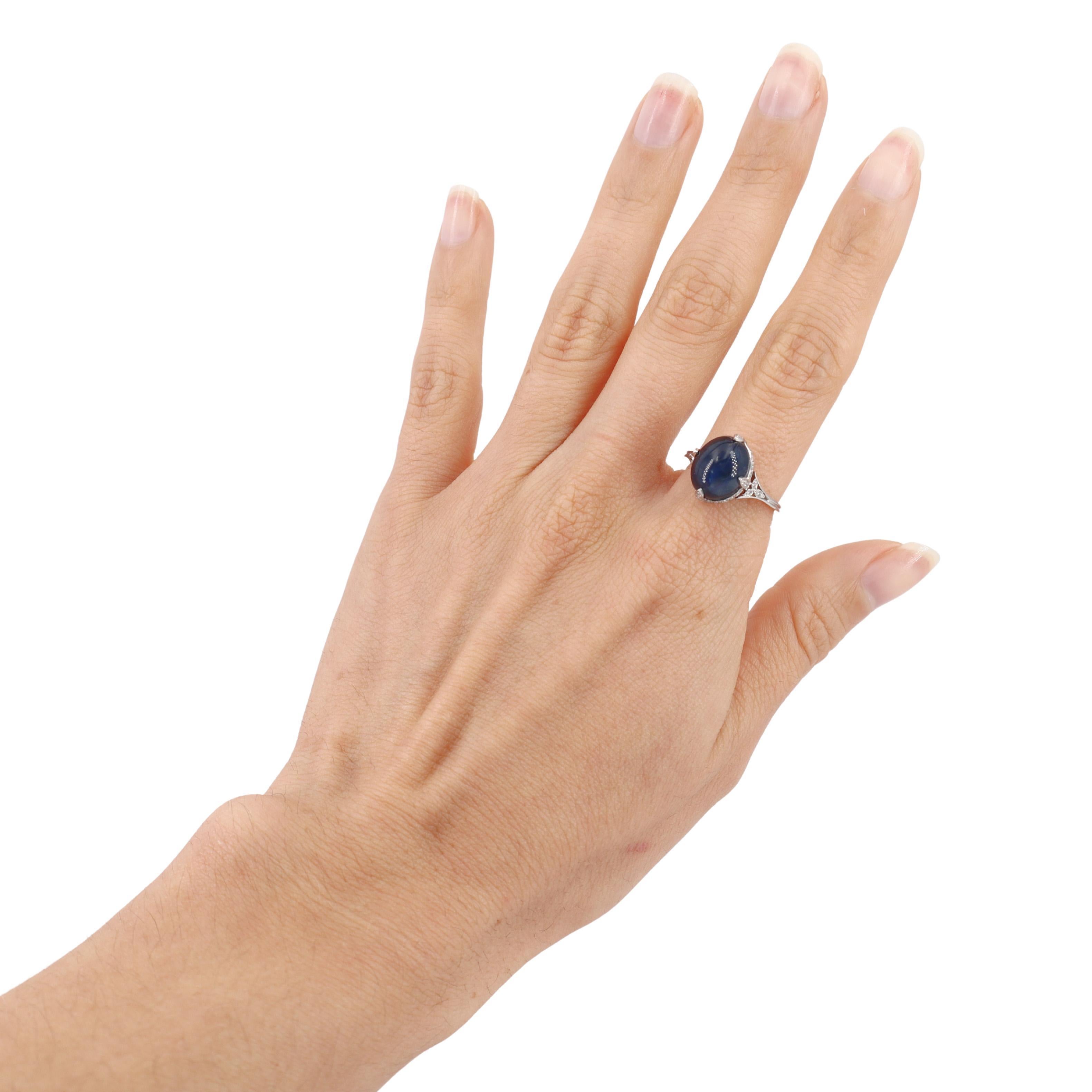 Whiting présente une superbe bague en or blanc 18 carats qui met en valeur un saphir bleu cabochon époustouflant pesant environ 5,50 carats en son centre. Ce saphir exquis présente des teintes riches et profondes, ce qui en fait une véritable pièce
