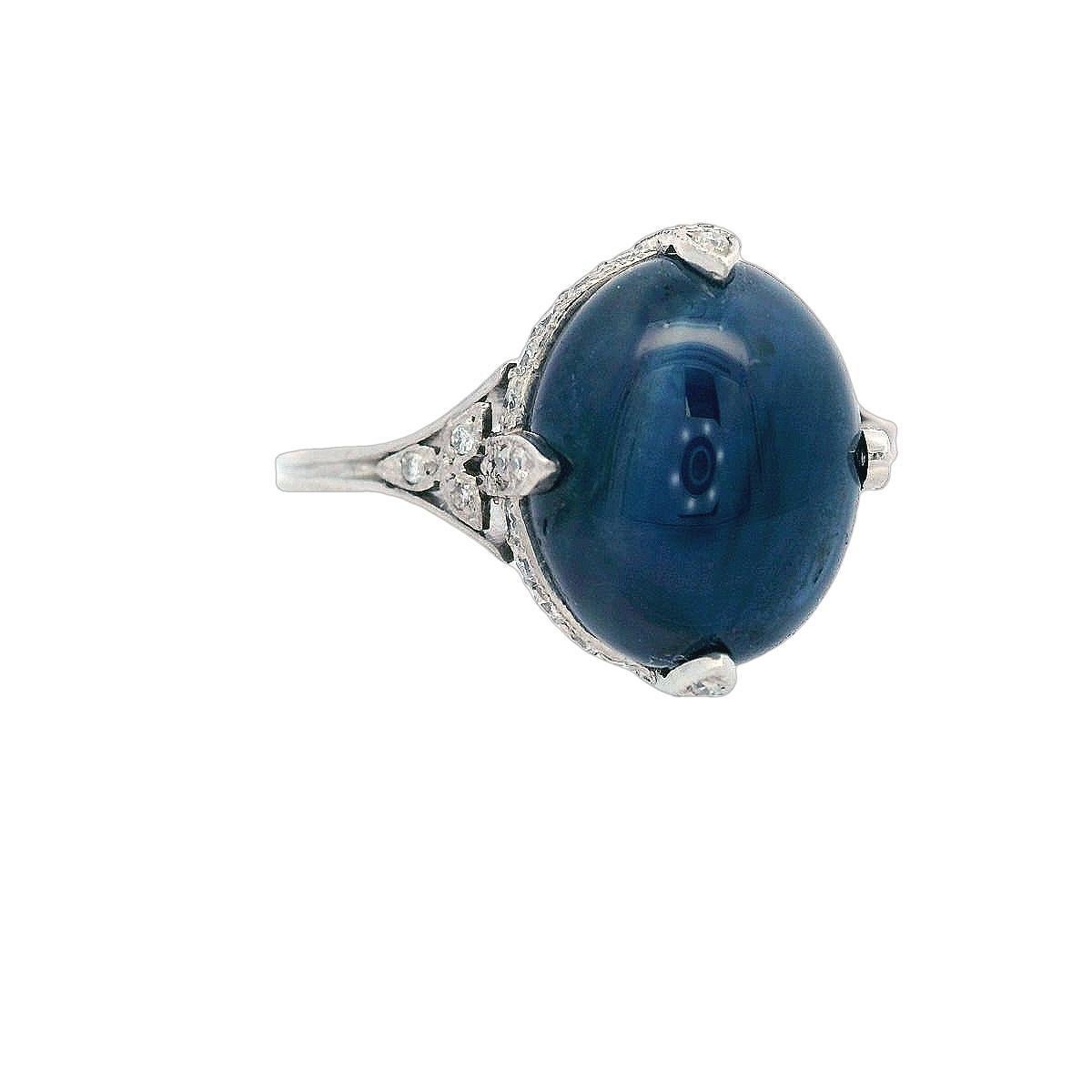 Taille cabochon Bague Art déco en or 18 carats avec saphir bleu 5,50 carats et diamants en vente